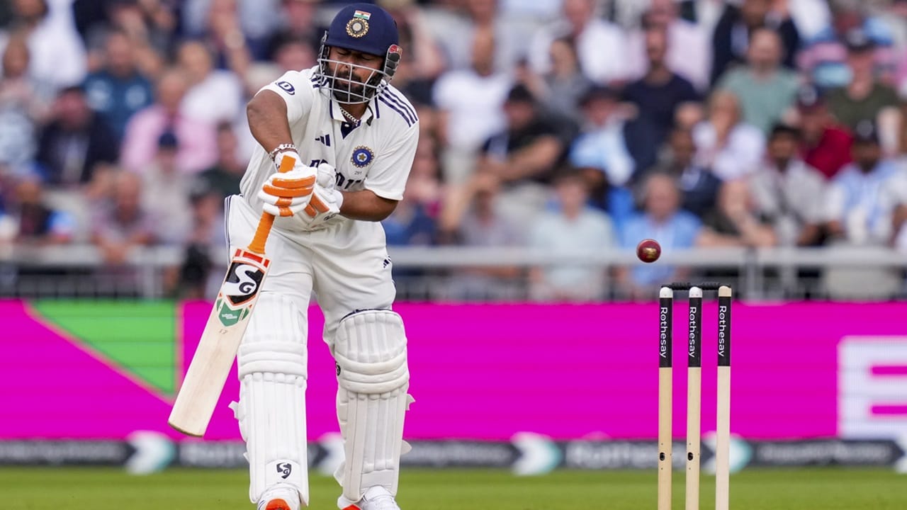 ടി20യില്‍ അത്ര മികച്ച പ്രകടനം പുറത്തെടുക്കാന്‍ പന്തിന് സാധിച്ചിട്ടില്ല. ടി20 ഫോര്‍മാറ്റിലെ ടീമിലെ പ്രധാന വിക്കറ്റ് കീപ്പറും പന്തല്ല. അതുകൊണ്ട് തന്നെ പന്തിന്റെ പരിക്ക് ഏഷ്യാ കപ്പില്‍ ഇന്ത്യയ്ക്ക് തിരിച്ചടിയാകില്ല. എന്നാല്‍ ടെസ്റ്റില്‍ മികച്ച ഫോമിലാണ് പന്ത്  (Image Credits: PTI)