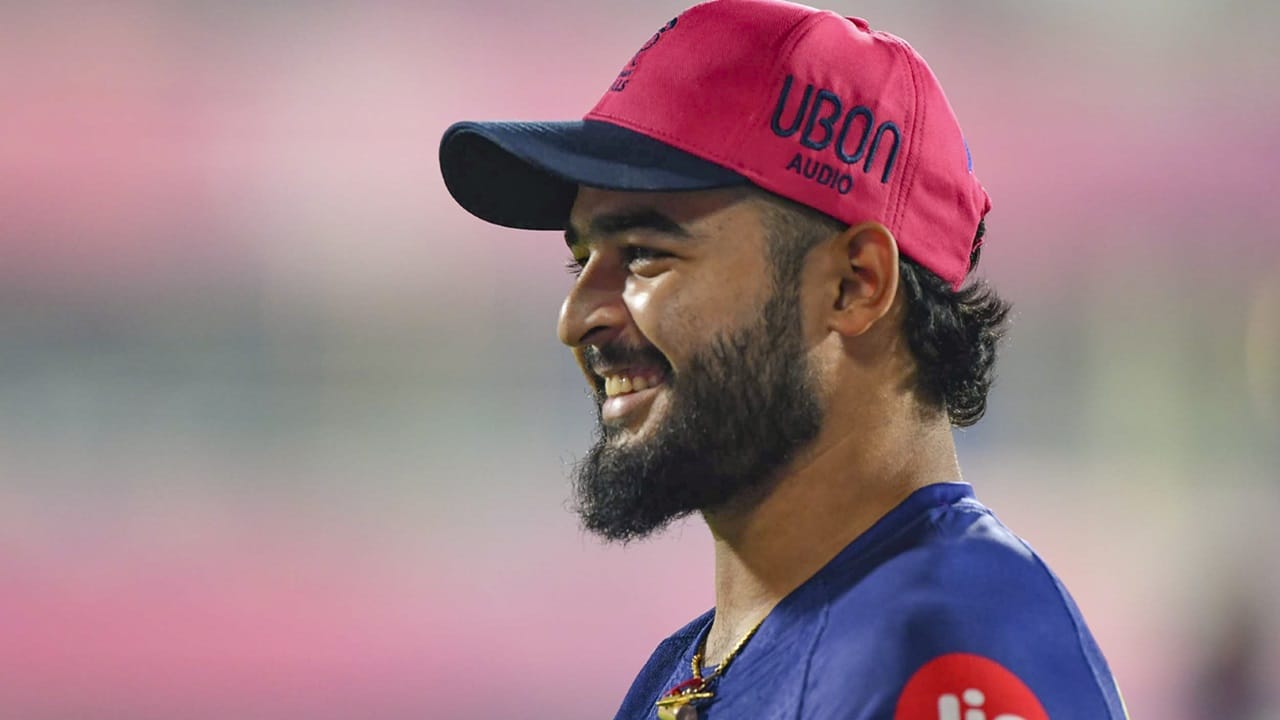 എന്നാല്‍ ഇതില്‍ നിന്നെല്ലാം വ്യത്യസ്തമായ നിരീക്ഷമാണ് ബദരീനാഥ് പങ്കുവയ്ക്കുന്നത്. റിയാന്‍ പരാഗാണ് കാരണമെന്ന് തോന്നുന്നു. പരാഗിനെ ക്യാപ്റ്റന്‍സിയിലേക്ക് പരിഗണിച്ചാല്‍, സഞ്ജുവിനെ പോലൊരു താരത്തിന് എങ്ങനെ തുടരാനാകുമെന്ന് ബദരീനാഥ് തന്റെ യൂട്യൂബ് ചാനലില്‍ പറഞ്ഞു (Image Credits: PTI)