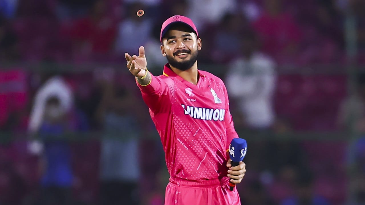 എന്നാല്‍ സഞ്ജു ടീം വിടാന്‍ ആഗ്രഹിക്കുന്നുവെന്ന് അഭ്യൂഹങ്ങള്‍ പ്രചരിക്കുന്നുണ്ടെങ്കിലും, താരമോ റോയല്‍സ് മാനേജ്‌മെന്റോ ഇക്കാര്യത്തില്‍ ഒന്നും പ്രതികരിച്ചിട്ടില്ല. വൈഭവ് സൂര്യവംശി ഓപ്പണിങ് സ്ഥാനം അരക്കിട്ടുറപ്പിച്ചതോടെ തനിക്ക് ഇഷ്ടപ്പെട്ട പൊസിഷന്‍ കിട്ടാത്തതാണ് സഞ്ജു ടീം വിടാന്‍ ആഗ്രഹിക്കുന്നതിലെ ഒരു കാരണമെന്നായിരുന്നു നേരത്തെ പ്രചരിച്ച റിപ്പോര്‍ട്ടുകള്‍ (Image Credits: PTI)