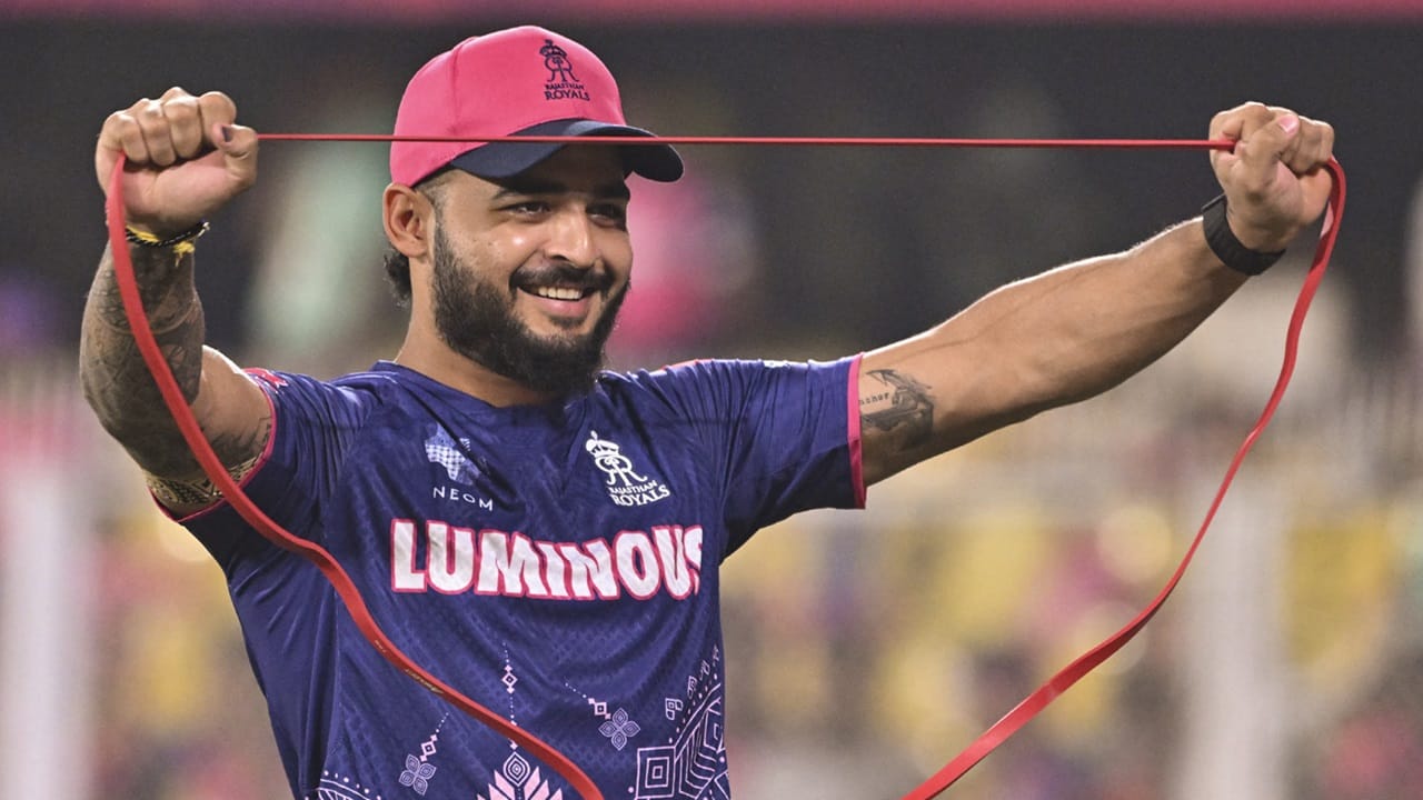 ഇതേക്കുറിച്ച് പ്രതികരിക്കുകയായിരുന്നു ബദരീനാഥ്. കഴിഞ്ഞ സീസണില്‍ സഞ്ജു ഇമ്പാക്ട് പ്ലയറായി കളിച്ചപ്പോഴും, പരിക്ക് മൂലം വിട്ടുനിന്നപ്പോഴും ആ മത്സരങ്ങളില്‍ റോയല്‍സിനെ നയിച്ചത് പരാഗായിരുന്നു (Image Credits: PTI)