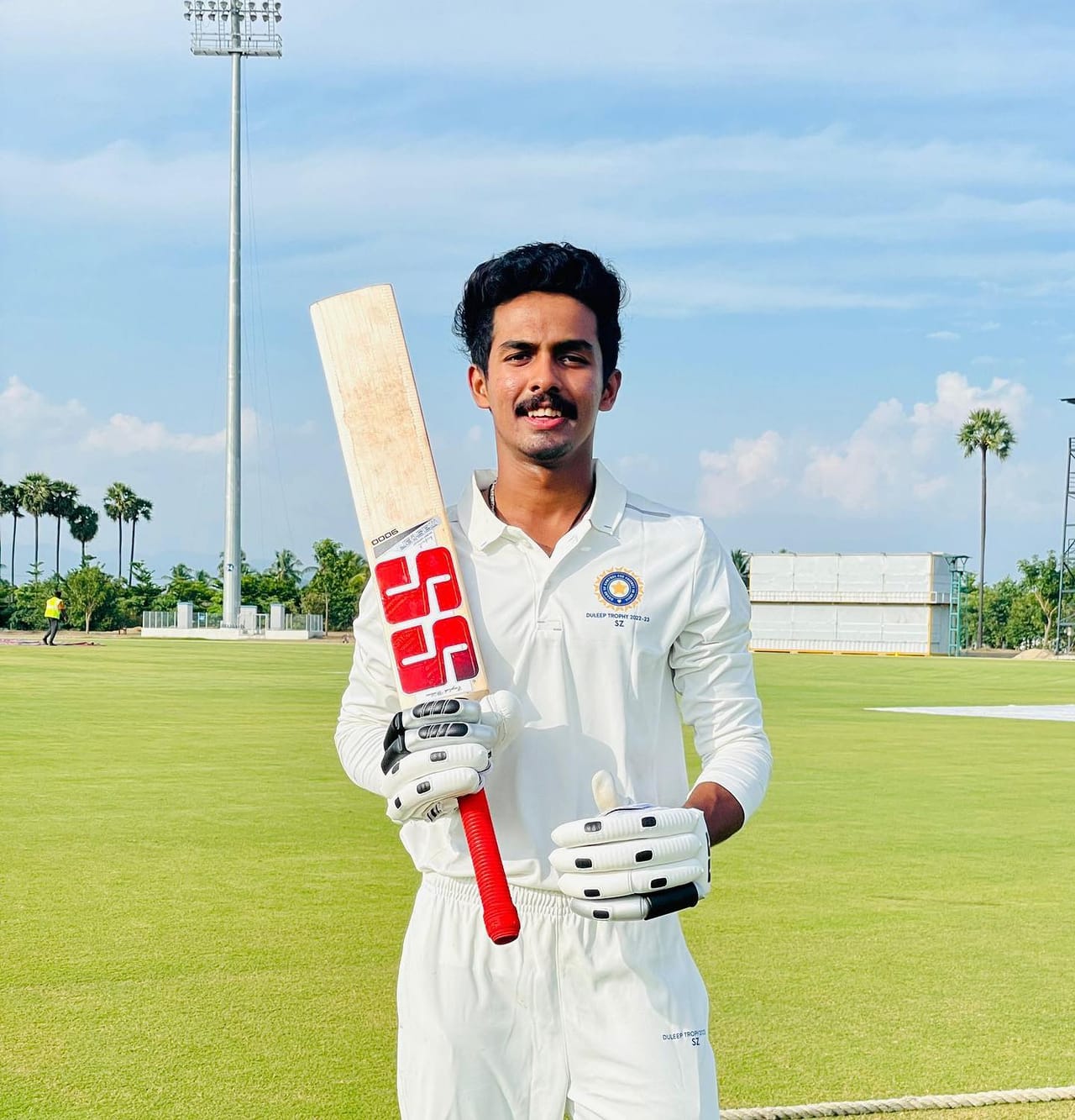 നേരത്തെ തന്നെ ഐപിഎൽ കളിക്കേണ്ട താരമാണ് രോഹൻ കുന്നുമ്മൽ. ഇൻ്റൻ്റ് എന്ന പദത്തിന് കേരള ക്രിക്കറ്റ് ടീമിൽ കണ്ടെത്താവുന്ന ചുരുക്കം പേരുകളിലൊന്ന്. ഓപ്പണർ, കിടിലൻ ഫീൽഡർ. പക്ഷേ, രോഹനോളം മികവില്ലാത്ത പലരും ഐപിഎൽ കളിച്ചെങ്കിലും രോഹൻ ഇനിയും പുറത്താണ്. (KCA Website)