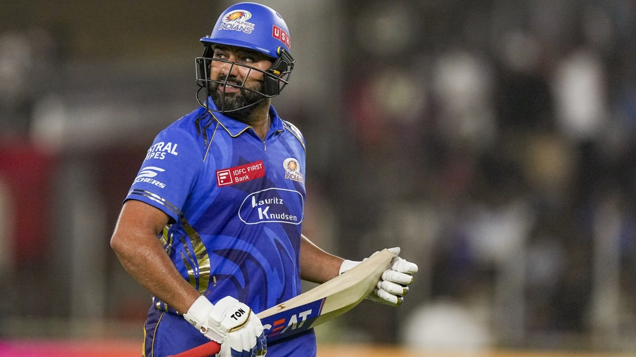 രോഹിതിനെ ഏകദിന ക്യാപ്റ്റന്‍ സ്ഥാനത്തുനിന്ന് മാറ്റിയേക്കുമെന്ന് വരെ അഭ്യൂഹങ്ങള്‍ പ്രചരിച്ചു. എന്നാല്‍ ഉടനൊന്നും ഏകദിനത്തില്‍ നിന്ന് വിരമിക്കില്ലെന്ന സൂചനകളാണ് രോഹിത് നല്‍കുന്നത്. ഏകദിനത്തില്‍ തുടര്‍ന്നും കളിക്കാനാണ് താരത്തിന്റെ പദ്ധതി (Image Credits: PTI)