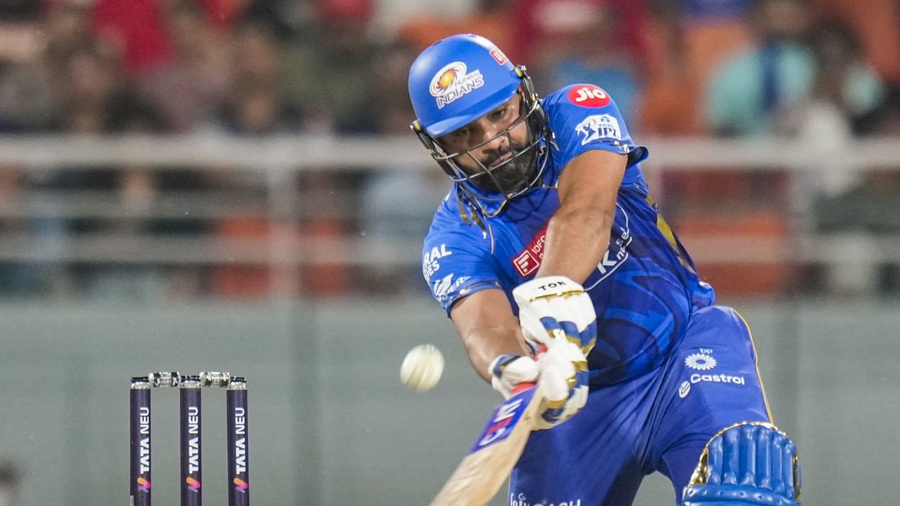 എന്നാലും, ടീമിന്റെ ഭാവി കണക്കിലെടുത്ത് 38കാരനായ താരത്തെ ക്യാപ്റ്റന്‍ സ്ഥാനത്തുനിന്ന് മാറ്റാനുള്ള സാധ്യതയും തള്ളിക്കളയാനാകില്ല. ഇതിനിടെ, ഐസിസി പങ്കുവച്ച ഒരു പോസ്റ്റര്‍ വീണ്ടും ചര്‍ച്ചയാവുകയാണ്. 2026ലെ ഇംഗ്ലണ്ട് പര്യടനവുമായി ബന്ധപ്പെട്ടുള്ള പോസ്റ്ററാണ് ഐസിസി പങ്കുവച്ചത്  (Image Credits: PTI)