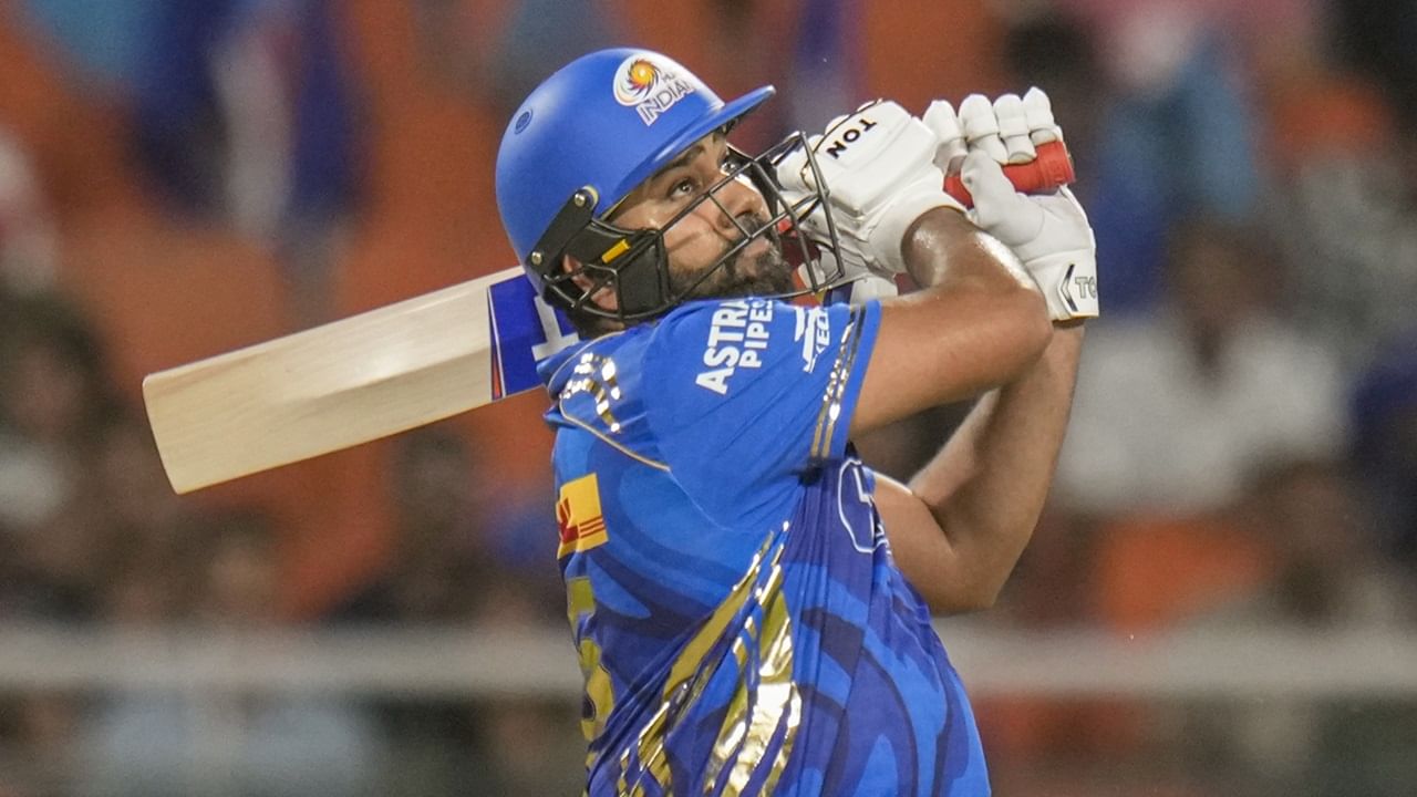 പോസ്റ്ററില് രോഹിത് ശര്മയുടെയും, ഹാരി ബ്രൂക്കിന്റെ ചിത്രങ്ങളാണ് ഐസിസി ഉള്പ്പെടുത്തിയത്. രോഹിത് ഏകദിന ക്യാപ്റ്റനായി തുടരുമെന്നതിന്റെ സൂചനയാകാം ഇതെന്നാണ് ആരാധകരുടെ അനുമാനം (Image Credits: PTI)