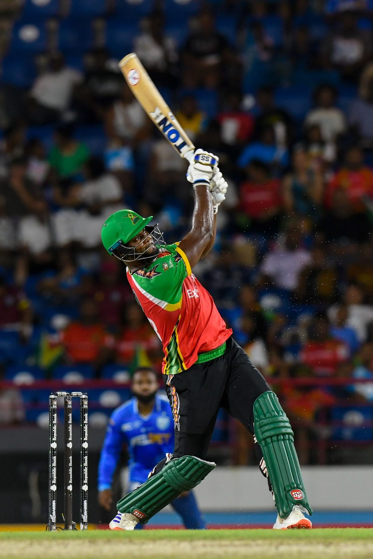 സെൻ്റ് ലൂസിയ കിംഗ്സിനെതിരായ മത്സരത്തിലാണ് റൊമാരിയോ ഷെപ്പേർഡിൻ്റെ പ്രകടനം. മത്സരത്തിൽ ഏഴാം നമ്പരിലിറങ്ങിയ ഷെപ്പേർഡ് 34 പന്തിൽ 73 റൺസ് അടിച്ചുകൂട്ടി പുറത്താവാതെ നിന്നു. ഏഴ് സിക്സറും അഞ്ച് ബൗണ്ടറിയുമാണ് താരം തൻ്റെ ഇന്നിംഗ്സിൽ സ്കോർ ചെയ്തത്.