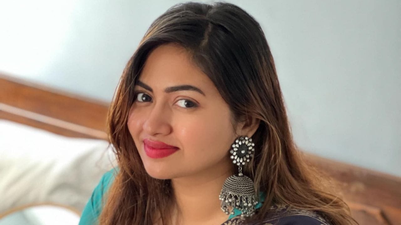 ജെൻസി കാലത്ത് പ്രണയിക്കാൻ ശ്രമിച്ചാലും നടക്കില്ല. ഒന്നാമത്തെ കാര്യം താൻ ശ്രമിക്കുന്നതേയില്ല. ഈ കാലത്ത് വികാരങ്ങളെല്ലാം താത്കാലികമാണ്. ഒന്നിനും നിലനിൽപ്പില്ല. അങ്ങനെയുള്ള സാഹചര്യത്തിൽ പ്രാക്ടിക്കലായി ചിന്തിച്ചാൽ കല്യാണം കഴിക്കാതെ സിംഗിൾ ആയി തുടരുന്നതാണ് നല്ലത് എന്നും ശാലിൻ സോയ കൂട്ടിച്ചേർത്തു. (Image Credits: Shaalin Zoya Facebook)