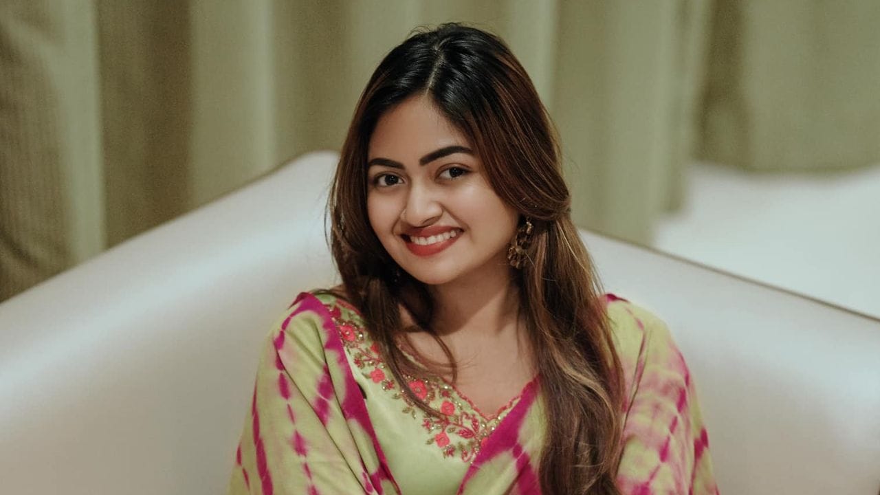 ഒറ്റയ്ക്ക് ജീവിക്കുന്നതാണ് നല്ലതെന്നും നടി പറയുന്നു. ഇപ്പോൾ കേൾകുന്നതെല്ലാം വേദനാജനകമായ വാർത്തകളാണ്. കല്യാണത്തിന് ശേഷം എത്രയോ പെൺകുട്ടികൾ ആത്മഹത്യ ചെയ്യുന്നുണ്ട്. അതിനേക്കാളെല്ലാം നല്ലത് സ്വയംപര്യാപ്തത നേടുന്നതാണ്. സ്വന്തം കാര്യം നോക്കി ജീവിക്കുക. അതാകുമ്പോൾ സ്വന്തം ജീവിതത്തിലെ തീരുമാനങ്ങൾ സ്വയം എടുക്കാമല്ലോ. ആരെയും ആശ്രയിക്കേണ്ടി വരില്ലെന്നും ശാലിൻ സോയ കൂട്ടിച്ചേർത്തു. (Image Credits: Shaalin Zoya Facebook)