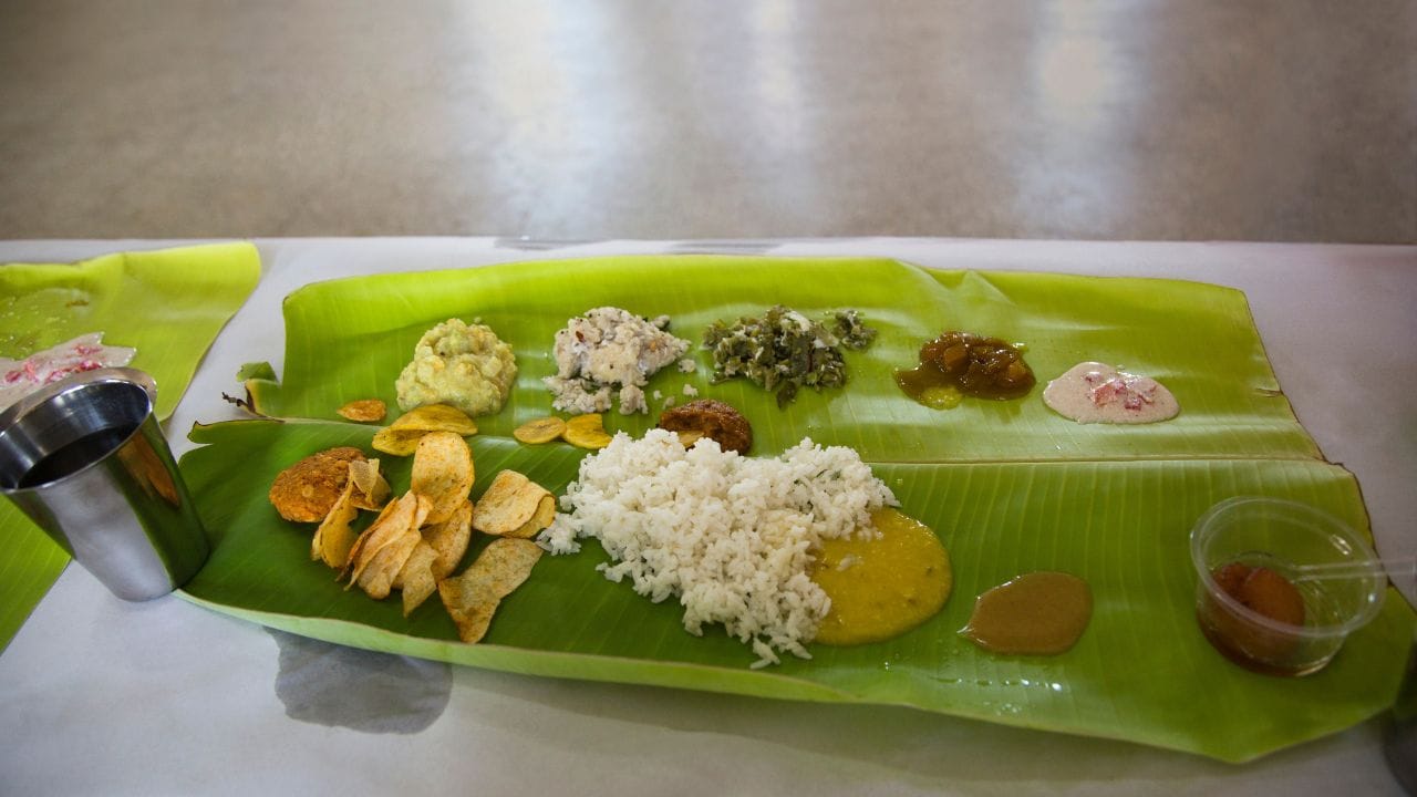 കഴിഞ്ഞ വര്‍ഷം ഓണത്തിന് 200 വാഴയില അടങ്ങിയ കെട്ടിന് 1,500 രൂപ വരെയാണ് വില ഈടാക്കിയിരുന്നത്. എന്നാല്‍ ഈ വിലയെല്ലാം സംസ്ഥാനത്തിന്റെ വിവിധ ഭാഗങ്ങളില്‍ വ്യത്യാസപ്പെട്ടിരിക്കും. 

