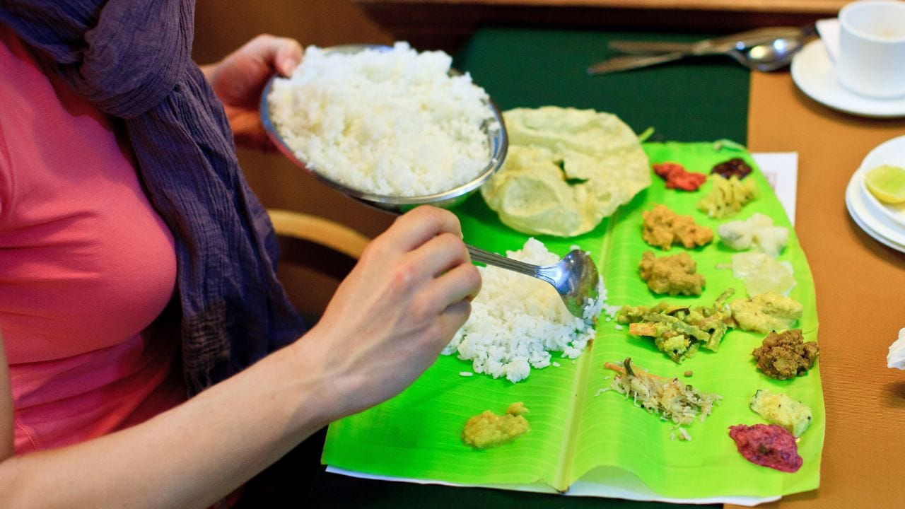 Onam sadhya: ഓണസദ്യ കഴിക്കുന്നതൊക്കെ നല്ലതാ; പക്ഷേ ശരീരത്തിലെത്തുന്നത് ഇത്രത്തോളം കലോറി