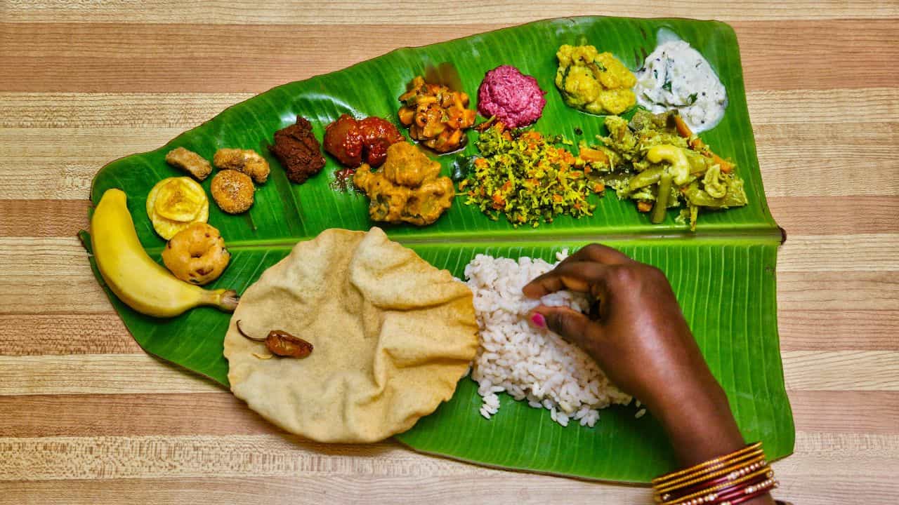 Onam 2025 Sadhya Price Hike: മൂന്നുപേര്‍ക്കുള്ള സദ്യയ്ക്ക് 1,600 രൂപ! ഓണത്തിന് കൈ നന്നായി പൊള്ളും