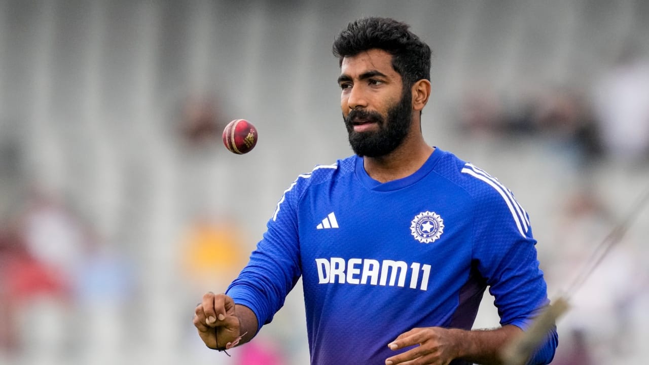 ജസ്പ്രീത് ബുംറയെ വിമർശിച്ച് മുൻ താരം. ഒന്നുകിൽ മാച്ച് ഫിറ്റാണ്, അല്ലെങ്കിൽ മാച്ച് ഫിറ്റല്ല എന്ന് മാത്രമാണെന്നും അതിനിടയിൽ ഒന്നില്ലെന്നും ഇന്ത്യയുടെ മുൻ താരം സന്ദീപ് പാട്ടീൽ പറഞ്ഞു. ഇന്ത്യയുടെ 1983 ലോകകപ്പ് വിജയ ടീമിലുണ്ടായിരുന്ന താരമാണ് ഇപ്പോൾ 68കാരനായ സന്ദീപ് പാട്ടീൽ. (Image Credits- PTI)