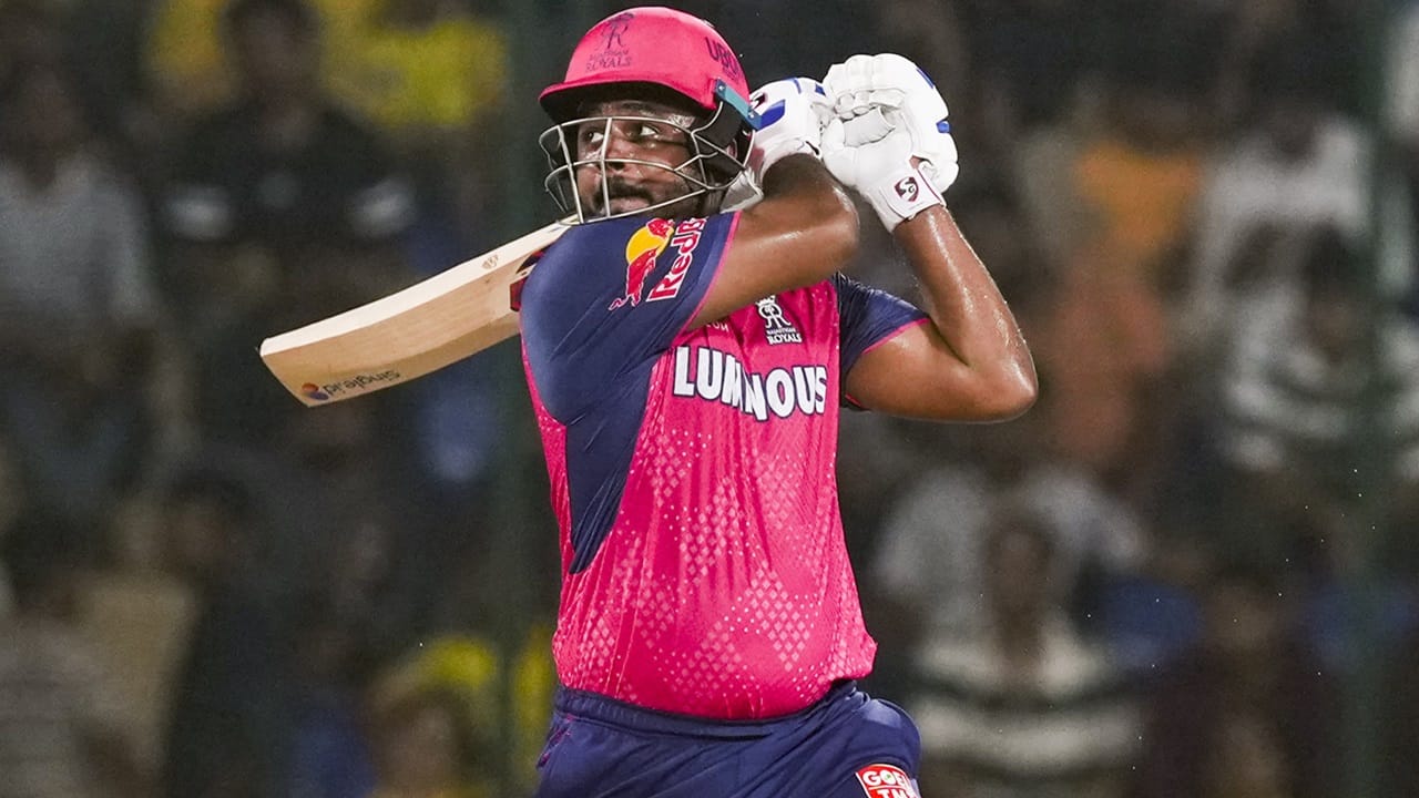 സഞ്ജു സിഎസ്‌കെയിലേക്ക് വന്നാല്‍ അദ്ദേഹമാകും എംഎസ് ധോണിക്ക് അനുയോജ്യനായ പകരക്കാരനെന്നും ബദരീനാഥ് അഭിപ്രായപ്പെട്ടു. ടോപ് ഓര്‍ഡറിലെ ആദ്യ നാല് സ്ഥാനങ്ങളില്‍ സഞ്ജുവിന് ബാറ്റ് ചെയ്യാനാകും. പക്ഷേ, സിഎസ്‌കെയില്‍ ആ പൊസിഷനിലെല്ലാം താരങ്ങളുണ്ടെന്നും, അതുകൊണ്ട് സഞ്ജുവെത്തിയാല്‍ പ്ലേയിങ് ഇലവനില്‍ ഉള്‍പ്പെടുത്താനാകുമോയെന്നും ബദരീനാഥ് ചോദിച്ചു (Image Credits: PTI)