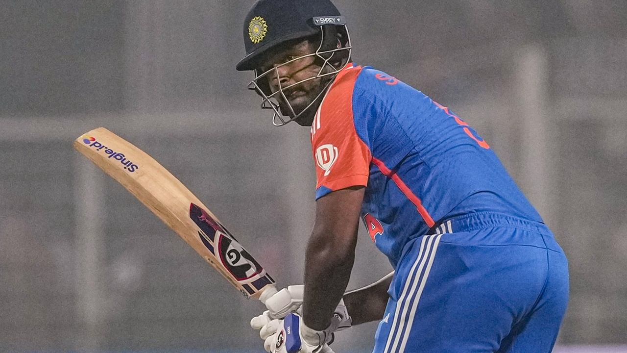 അതേസമയം, ഏഷ്യാ കപ്പില്‍ സഞ്ജുവിനെ ഉള്‍പ്പെടുത്താന്‍ സാധ്യത കുറവാണെന്ന് മുന്‍താരം ദീപ് ദാസ് ഗുപ്ത പറഞ്ഞു. സഞ്ജു ഇംഗ്ലണ്ടിനെതിരായ പരമ്പരയില്‍ മികച്ച പ്രകടനം പുറത്തെടുത്തില്ലെന്ന് അദ്ദേഹം പറഞ്ഞു (Image Credits: PTI)