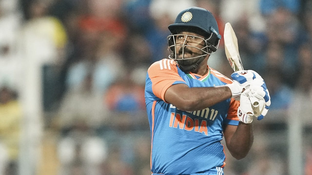 സമ്മര്‍ദ്ദ ഘട്ടങ്ങളില്‍ ഗില്ലാണ് നല്ലതെന്നാണ് ദീപ്ദാസ് ഗുപ്തയുടെ അഭിപ്രായം. മധ്യനിരയില്‍ സഞ്ജുവാണോ, ജിതേഷ് ശര്‍മയാണോ കളിക്കേണ്ടതെന്ന് മാനേജ്‌മെന്റ് തീരുമാനിക്കണമെന്നും അദ്ദേഹം പറഞ്ഞു (Image Credits: PTI)