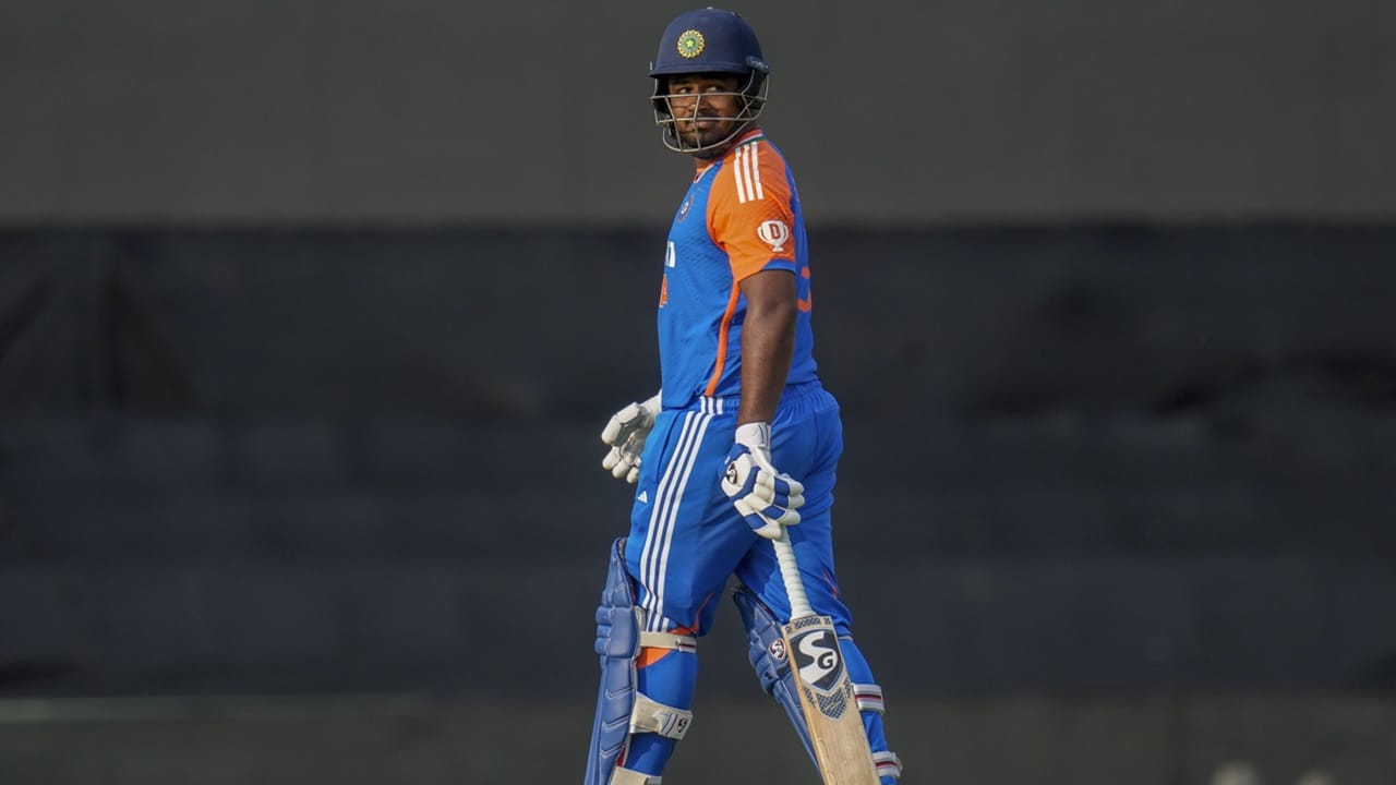 യശ്വസി ജയ്‌സ്വാളും, ശുഭ്മാന്‍ ഗില്ലും ഇല്ലാത്തതിനാലാണ് സഞ്ജു ഓപ്പണറായതെന്ന മുഖ്യ സെലക്ടര്‍ അജിത് അഗാര്‍ക്കറുടെ വാക്കുകളും അശുഭ സൂചനയായാണ് ആരാധകര്‍ വിലയിരുത്തുന്നത്. ഓപ്പണര്‍ ആരാകുമെന്നതില്‍ യുഎഇയില്‍ വച്ച് ക്യാപ്റ്റന്‍ സൂര്യകുമാറും, പരിശീലകന്‍ ഗൗതം ഗംഭീറും തീരുമാനമെടുക്കുമെന്നാണ് അഗാര്‍ക്കര്‍ പറഞ്ഞത്. ഓപ്പണറായി കളിച്ചില്ലെങ്കിലും സഞ്ജുവിനെ ഏതെങ്കിലും പൊസിഷനില്‍ കളിപ്പിക്കുമെന്നാണ് ആരാധകരുടെ പ്രത്യാശ. സഞ്ജു ഏത് പൊസിഷനിലും അനുയോജ്യനാണെന്നും ആരാധകര്‍ പറയുന്നു. കഴിഞ്ഞ വര്‍ഷം സിംബാബ്‌വെയ്‌ക്കെതിരെ നടന്ന ടി20 പരമ്പരയില്‍ നാലാം നമ്പറില്‍ തകര്‍പ്പന്‍ പ്രകടനം താരം പുറത്തെടുത്തത് ആരാധകര്‍ ചൂണ്ടിക്കാട്ടുന്നു  (Image Credits: PTI)