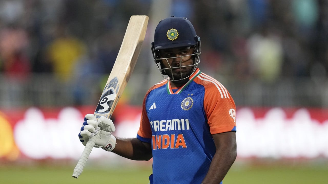 ടീം പ്രഖ്യാപനത്തില്‍ വിക്കറ്റ് കീപ്പര്‍മാരില്‍ ജിതേഷ് ശര്‍മയുടെ പേരാണ് ആദ്യം പ്രഖ്യാപിച്ചത്. ഏഷ്യാ കപ്പിലെ പ്രധാന വിക്കറ്റ് കീപ്പറായി ജിതേഷിനെ പരിഗണിക്കുന്നതിന്റെ സൂചനയാണോ ഇതെന്നാണ് ആരാധകരുടെ സംശയം. ഐപിഎല്ലില്‍ ഫിനിഷറെന്ന നിലയില്‍ ആര്‍സിബിക്കായി ജിതേഷ് തിളങ്ങിയിരുന്നു. അതുകൊണ്ട് തന്നെ സഞ്ജുവിനെ മറികടന്ന് ജിതേഷ് പ്ലേയിങ് ഇലവനില്‍ എത്തിയേക്കാം  (Image Credits: PTI)