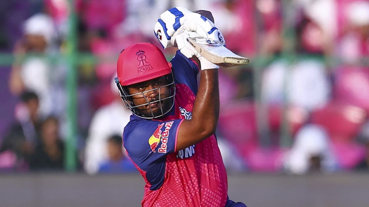 ഒരു താരത്തെയും ട്രേഡ് ചെയ്യേണ്ടതില്ലെന്നാണ് റോയല്‍സിന്റെ തീരുമാനം. സഞ്ജു റോയല്‍സിന്റെ ഭാഗമാണെന്നും, അദ്ദേഹം ക്യാപ്റ്റനായി തുടരുമെന്നും ടീം വൃത്തങ്ങള്‍ ടൈംസ് ഓഫ് ഇന്ത്യയോട് പ്രതികരിച്ചു (Image Credits: PTI)