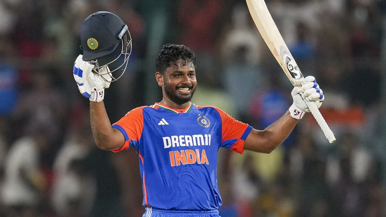 നിലവിലെ സാഹചര്യത്തില്‍ മധ്യനിരയില്‍ ബാറ്റ് ചെയ്യുന്ന വിക്കറ്റ് കീപ്പറിനാണ് സാധ്യത കൂടുതല്‍. സഞ്ജു ഏത് പൊസിഷനിലും അനുയോജ്യനാണെങ്കിലും സമീപനാളുകളില്‍ ടോപ് ഓര്‍ഡറിലാണ് ബാറ്റ് ചെയ്തിരുന്നത്. എന്നാല്‍ മൂന്നാം നമ്പറില്‍ തിലക് വര്‍മയും, നാലാം നമ്പറില്‍ സൂര്യകുമാര്‍ യാദവും ഏഷ്യാ കപ്പില്‍ കളിക്കുമെന്ന് ഏറെക്കുറെ ഉറപ്പാണ്. അതുകൊണ്ട് തന്നെ ഒഴിവുള്ള മറ്റ് പൊസിഷനുകളില്‍ ജിതേഷിനെ പരിഗണിക്കാനാണ് സാധ്യത കൂടുതല്‍  (Image Credits: PTI)