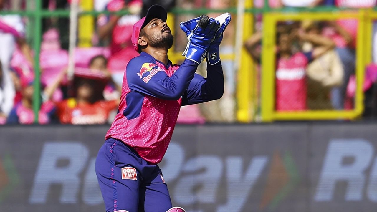 ഇംഗ്ലണ്ടിനെതിരായ പരമ്പരയ്ക്കിടെ പരിക്കേറ്റതിനെ തുടര്‍ന്ന് സഞ്ജുവിന് ഇത്തവണ ഐപിഎല്ലില്‍ ഒമ്പത് മത്സരങ്ങൾ മാത്രമേ കളിക്കാൻ കഴിഞ്ഞുള്ളൂ. സഞ്ജു കളിക്കാത്ത മത്സരങ്ങളില്‍ റിയാന്‍ പരാഗാണ് റോയല്‍സിനെ നയിച്ചത് (Image Credits: PTI)