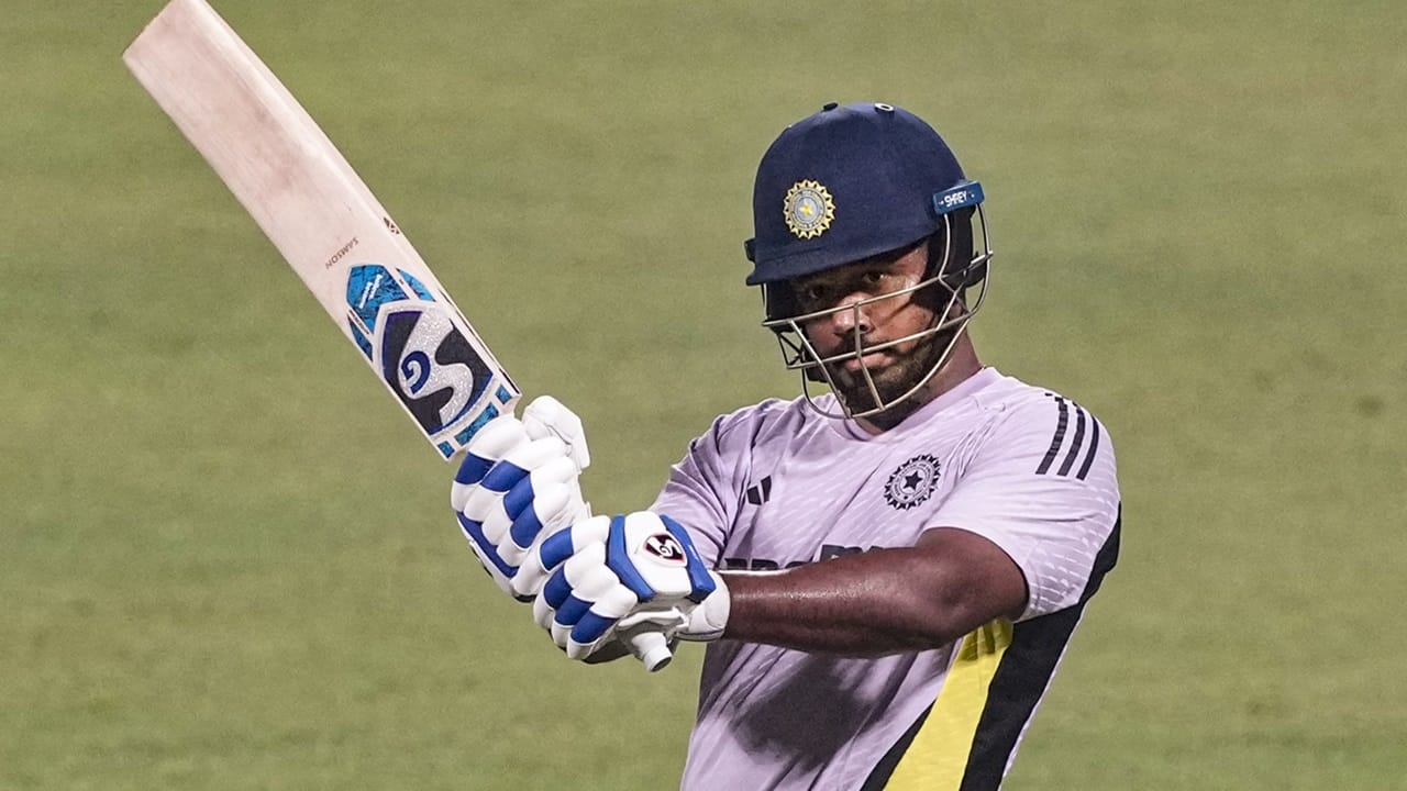 അവസരങ്ങള് നഷ്ടപ്പെടുത്തിയത് സഞ്ജുവിനെ വേദനിപ്പിച്ചു. എന്നാല് എന്തു പറ്റിയെന്ന് ചോദിച്ച് ഗംഭീര് സഞ്ജുവിന്റെ അടുത്തേക്ക് വന്നു. വളരെക്കാലത്തിന് ശേഷം അവസരം ലഭിച്ചിട്ടും, അത് മുതലെടുക്കുന്നതില് താന് പരാജയപ്പെട്ടുവെന്ന് അദ്ദേഹത്തോട് പറഞ്ഞെന്ന് സഞ്ജു വെളിപ്പെടുത്തി (Image Credits: PTI)