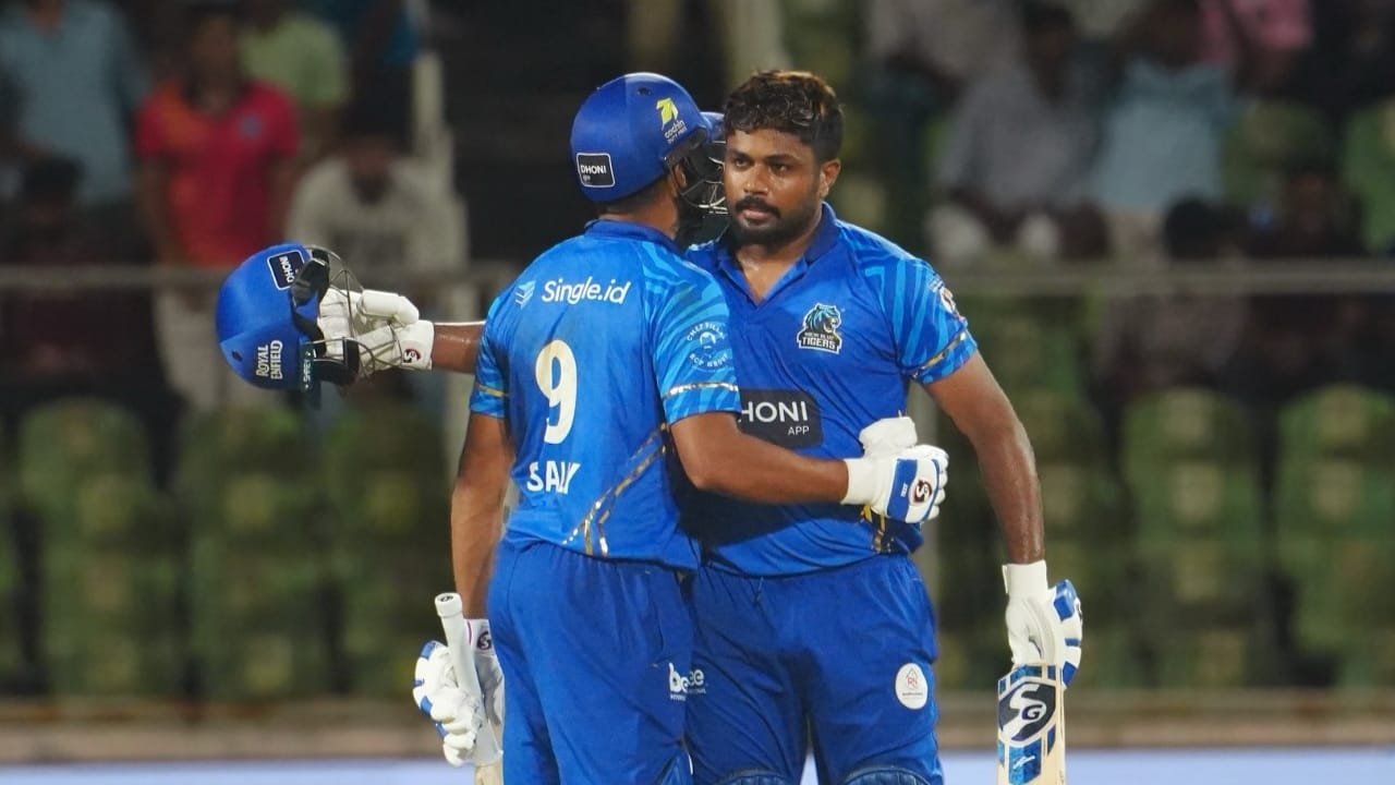 കെസിഎൽ ആവേശകരമായി പുരോഗമിക്കുകയാണ്. സഞ്ജുവിൻ്റെ ടീമായ കൊച്ചി ബ്ലൂ ടൈഗേഴ്സ് കളിച്ച മൂന്ന് മത്സരങ്ങളിലും വിജയിച്ച് പോയിൻ്റ് പട്ടികയിൽ ഒന്നാം സ്ഥാനത്ത് തുടരുന്നു. നാല് മത്സരങ്ങളിൽ രണ്ടെണ്ണം വിജയിച്ച ഏരീസ് കൊല്ലം സെയിലേഴ്സാണ് രണ്ടാം സ്ഥാനത്ത്.