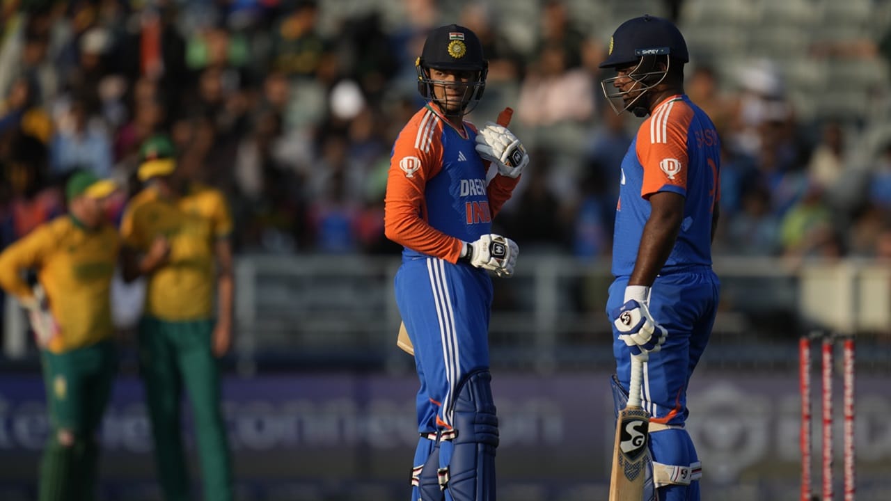  സഹ ഓപ്പണര്‍ ആരാകുമെന്നതിലാണ് ചര്‍ച്ചകള്‍ ശക്തമാകുന്നത്. വൈസ് ക്യാപ്റ്റനായി ശുഭ്മാന്‍ ഗില്‍ സ്‌ക്വാഡില്‍ ഇടം പിടിച്ചതോടെ താരം പ്ലേയിങ് ഇലവനിലും സ്വഭാവികമായും ഉണ്ടാകും. അതുകൊണ്ട് തന്നെ ഗില്‍ അഭിഷേകിന്റെ സഹ ഓപ്പണറാകാനാണ് സാധ്യത. ഇത് സഞ്ജുവിന് തിരിച്ചടിയായേക്കാം  (Image Credits: PTI)