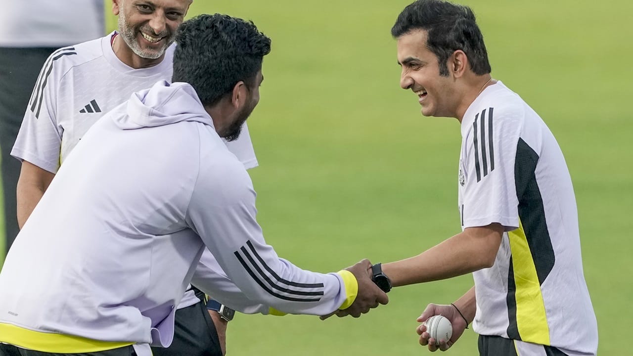 ഗംഭീര്‍ എങ്ങനെയാണ് തന്നെ പിന്തുണച്ചതെന്ന് ആര്‍ അശ്വിന്റെ യൂട്യൂബ് ചാനലില്‍ നല്‍കിയ അഭിമുഖത്തില്‍ സഞ്ജു വെളിപ്പെടുത്തി. ശ്രീലങ്കന്‍ പര്യടനത്തിനിടെ ആദ്യ രണ്ട് മത്സരങ്ങളിലും സഞ്ജു പൂജ്യത്തിന് പുറത്തായിരുന്നു  (Image Credits: PTI)