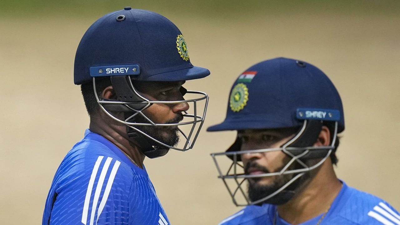 സഞ്ജു സാംസണ്‍ രാജസ്ഥാന്‍ റോയല്‍സ് വിടാന്‍ ആഗ്രഹിക്കുന്നുവെങ്കില്‍ അതിന് കാരണം റിയാന്‍ പരാഗ് ആയിരിക്കാമെന്ന് മുന്‍ താരം എസ് ബദരീനാഥ്. തന്നെ റിലീസാക്കുകയോ, ട്രേഡ് ചെയ്യുകയോ വേണമെന്ന് സഞ്ജു റോയല്‍സ് മാനേജ്‌മെന്റിനോട് ആവശ്യപ്പെട്ടതായി റിപ്പോര്‍ട്ടുകളുണ്ടായിരുന്നു (Image Credits: PTI)