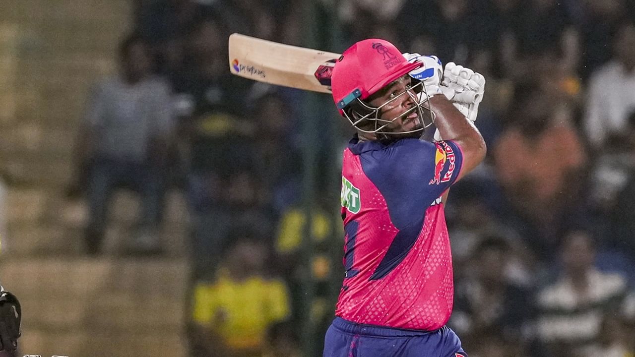 പരിശീലകന്‍ രാഹുല്‍ ദ്രാവിഡും സഞ്ജുവും തമ്മില്‍ പടലപ്പിണക്കത്തിലാണെന്ന് വരെ അഭ്യൂഹങ്ങള്‍ പ്രചരിച്ചിരുന്നു. പിന്നാലെ അഭ്യൂഹങ്ങള്‍ നിഷേധിച്ച് ദ്രാവിഡ് രംഗത്തെത്തി. എങ്കിലും സഞ്ജു റോയല്‍സ് വിടുമെന്ന തരത്തില്‍ കിംവദന്തികള്‍ പിന്നെയും വ്യാപകമായി പ്രചരിച്ചു (Image Credits: PTI)