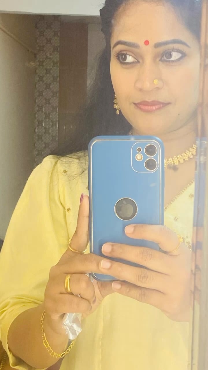 കോഴിക്കോട് സ്വദേശിനിയായ സരിഗ വളരെ ചെറിയ പ്രായത്തിൽ തന്നെ കലാരംഗത്തേക്ക് പ്രവേശിച്ചു. മിമിക്രി, പാട്ട്, ഡാൻസ് തുടങ്ങി പല മത്സരങ്ങളിലും സരിഗ സജീവമായിരുന്നു. സംസ്ഥാന സ്കൂൾ കലോത്സവത്തിൽ മിമിക്രിയ്ക്ക് ഒന്നാം സമ്മാനം നേടിയത് വലിയ വഴിത്തിരിവായി.