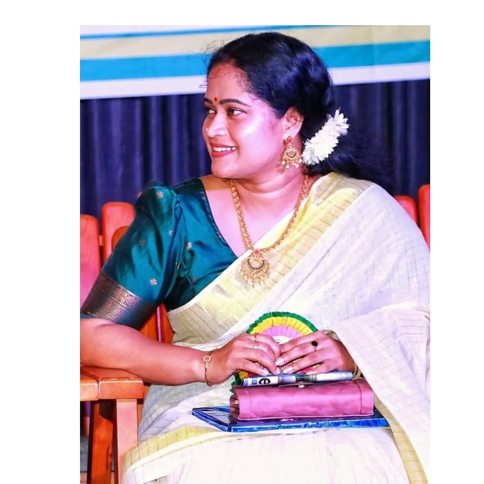 ദിലീപ്, നാദിർഷാ, കലാഭവൻ മണി തുടങ്ങിയവർക്കൊപ്പം കലാഭവനിലാണ് സരിഗ തൻ്റെ മിമിക്രി ഊതിക്കാച്ചിയെടുത്തത്. ഇന്ത്യക്ക് അകത്തും പുറത്തും നിരവധി സ്റ്റേജ് ഷോകളിൽ സരിഗ പങ്കെടുത്തു. മിമിക്രി രംഗത്തെ ചുരുക്കം സ്ത്രീകളിൽ ഒരാളായിരുന്നു കലാഭവൻ സരിഗയെന്ന കലാകാരി.