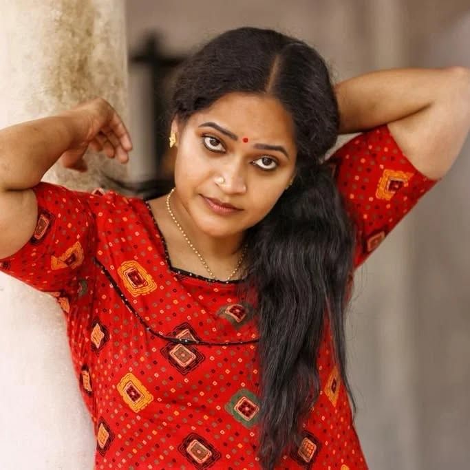 ബിഗ് ബോസ് വീട്ടിൽ കലാഭവൻ സരിഗ അത്ര സജീവമല്ല. അത് അവർ തന്നെ സമ്മതിക്കുന്നുണ്ട്. ടാസ്കുകൾ ചെയ്യാൻ തനിക്ക് പേടിയാണെന്ന് സരിഗ പറയുന്നു. ആദില - നൂറ ദമ്പതിമാരിലൂടെ സ്വവർഗ പ്രണയം മനസ്സിലാക്കാൻ കഴിഞ്ഞു എന്ന സരിഗയുടെ തുറന്നുപറച്ചിൽ ചർച്ചയായിരുന്നു.