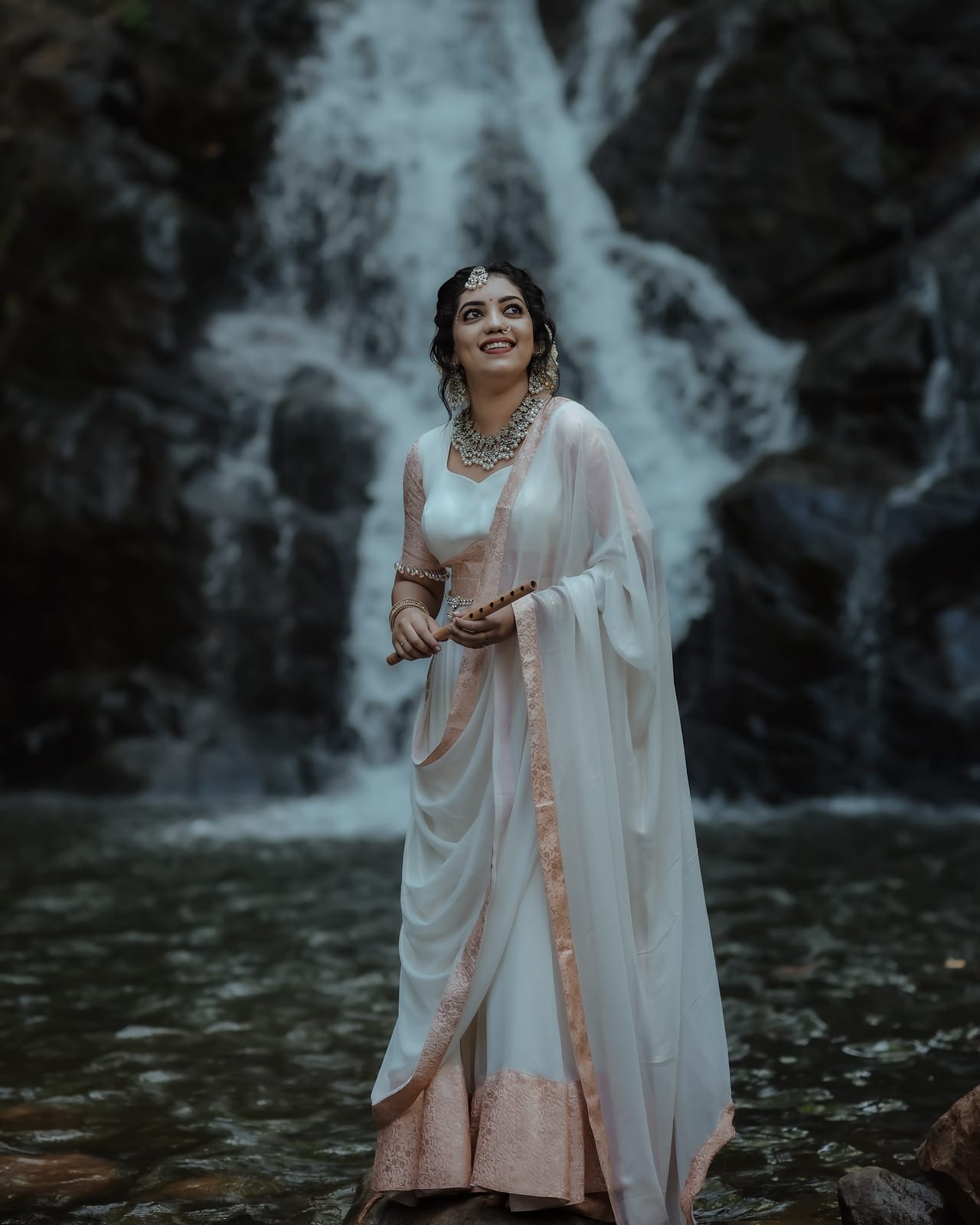 ബിഗ് ബോസ് ഹൗസിൽ അനുമോളിൻ്റെ അടുത്ത സുഹൃത്താണ് ശൈത്യ സന്തോഷ്. ബിബി വീട്ടിൽ അധികം ആക്ടീവല്ല എന്ന് ആരാധകർ കുറ്റപ്പെടുത്തുമ്പോഴും ശൈത്യ രണ്ട് എവിക്ഷനിൽ നിന്നും രക്ഷപ്പെട്ടു. ബിബി ഹൗസിന് പുറത്ത് ശൈത്യ അഭിഭാഷകയും അഭിനേത്രിയുമാണ്. (Image Courtesy- Shaitya Santhosh Instagram)
