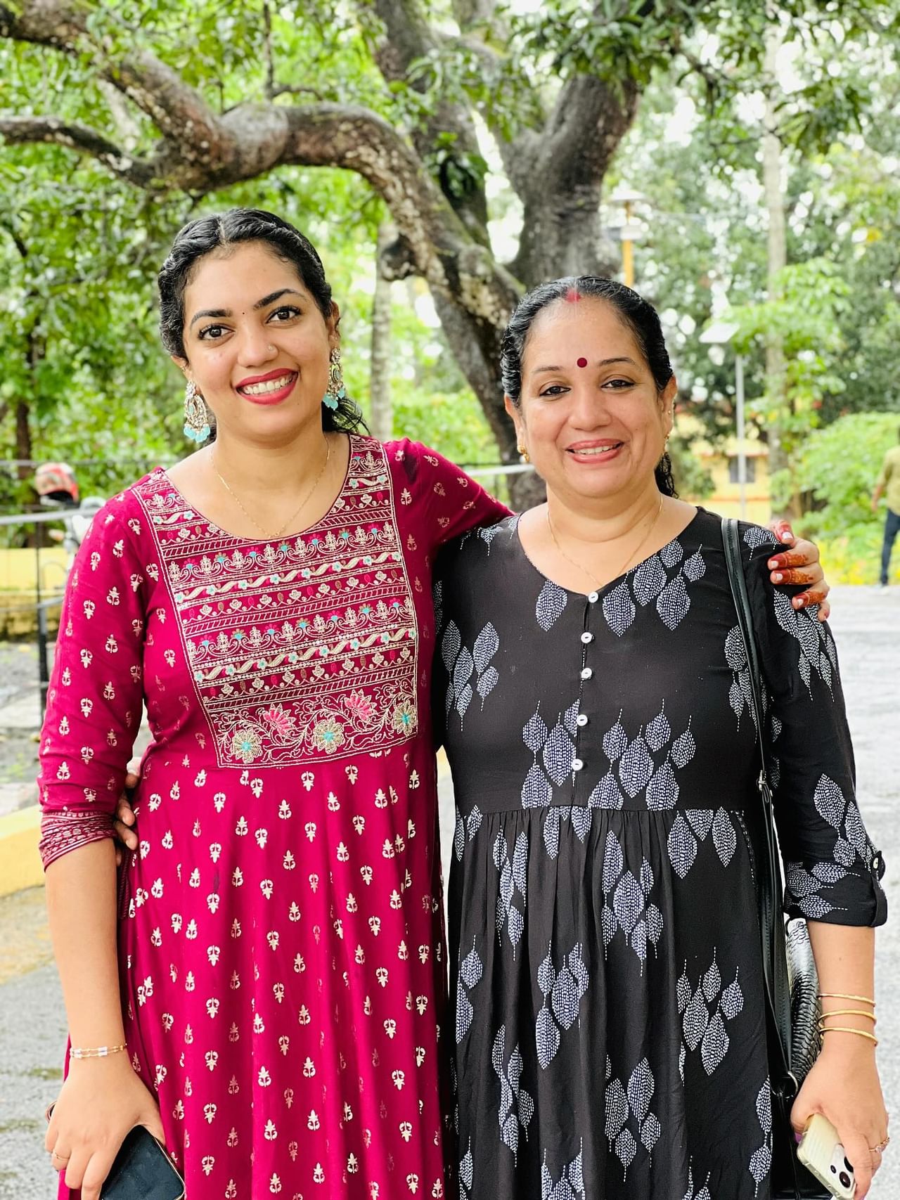 നിയമത്തിൽ ബിരുദം പൂർത്തിയാക്കിയ ശൈത്യയുടെ സ്വദേശം പത്തനംതിട്ടയാണ്. കോട്ടയത്തെ സിഎസ്ഐ കോളജ് ഫോർ ലീഗൽ സ്റ്റഡീസിൽ നിന്ന് എൽഎൽബി പൂർത്തിയാക്കിയ ശൈത്യ നിലവിൽ ഹൈക്കോടതിയിലാണ് പ്രാക്ടീസ് ചെയ്യുന്നത്. ശൈത്യയുടെ അമ്മ ഷീന സന്തോഷും നടിയാണ്.