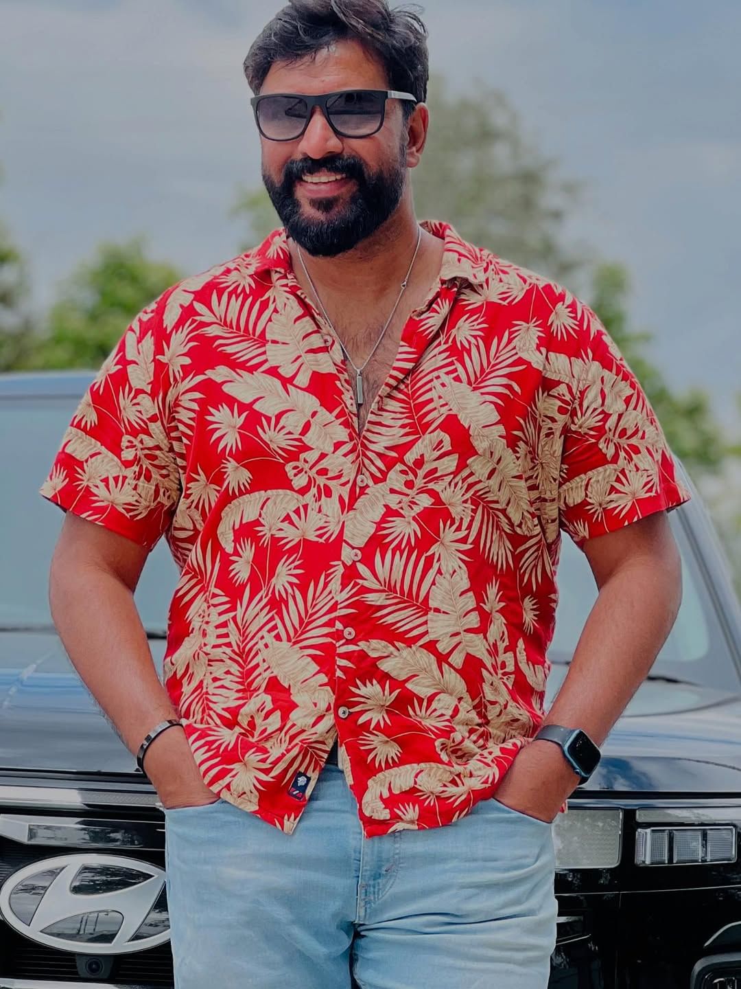 ലൗ ട്രാക്കിനെയൊക്കെ കടത്തിവെട്ടിയ കോമ്പോ, ഇങ്ങനെ കാണാന് തന്നെ എന്ത് രസമാണ് അണ്ണനും തമ്പിയും, അടിയും കൂടും എന്നാല് രണ്ടും നല്ല സ്നേഹവുമാണ്, തല്ലും പിടിയും കണ്ടാല് ഇപ്പോള് ഒരെണ്ണം തീരുമെന്ന് തോന്നും പക്ഷെ അടുത്ത എപ്പിസോഡില് രണ്ടാളും അടയും ചക്കരയും പോലുണ്ടാകും എന്നെല്ലാമാണ് ഇരുവരുടെയും വീഡിയോയ്ക്ക് താഴെ വരുന്ന കമന്റുകള്.