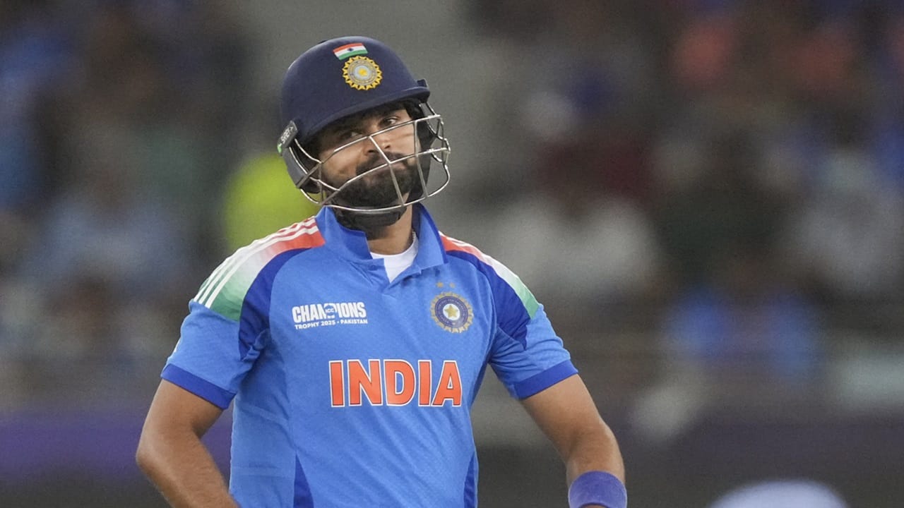 ഈ വിഷയത്തില്‍ ഒരു ചര്‍ച്ചയും നടത്തിയിട്ടില്ലെന്ന് അദ്ദേഹം പറഞ്ഞതായി ദേശീയ മാധ്യമങ്ങള്‍ റിപ്പോര്‍ട്ട് ചെയ്തു. ഇതൊരു വാര്‍ത്ത മാത്രമാണെന്നും ദേവജിത് സൈകിയ വ്യക്തമാക്കി. നേരത്തെ ഏഷ്യാ കപ്പിനുള്ള ഇന്ത്യന്‍ ടി ട്വന്റി ടീമില്‍ ശ്രേയസിനെ ഉള്‍പ്പെടുത്താത്തതിനെതിരെ സെലക്ഷന്‍ കമ്മിറ്റിക്കെതിരെ വിമര്‍ശനമുയര്‍ന്നിരുന്നു (Image Credits: PTI)