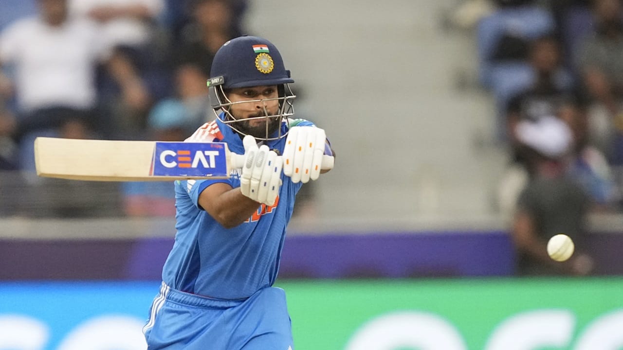 ശ്രേയസിനെ ടീമില്‍ ഉള്‍പ്പെടുത്താത്തത് അദ്ദേഹത്തിന്റെയോ തങ്ങളുടെയോ കുഴപ്പം കൊണ്ടല്ലെന്നായിരുന്നു ചീഫ് സെലക്ടര്‍ അജിത് അഗാര്‍ക്കറുടെ പ്രതികരണം. 15 പേരെ മാത്രമേ സ്‌ക്വാഡില്‍ ഉള്‍പ്പെടുത്താനാകൂവെന്നും, ശ്രേയസ് കാത്തിരിക്കണമെന്നും അഗാര്‍ക്കര്‍ വ്യക്തമാക്കിയിരുന്നു (Image Credits: PTI)