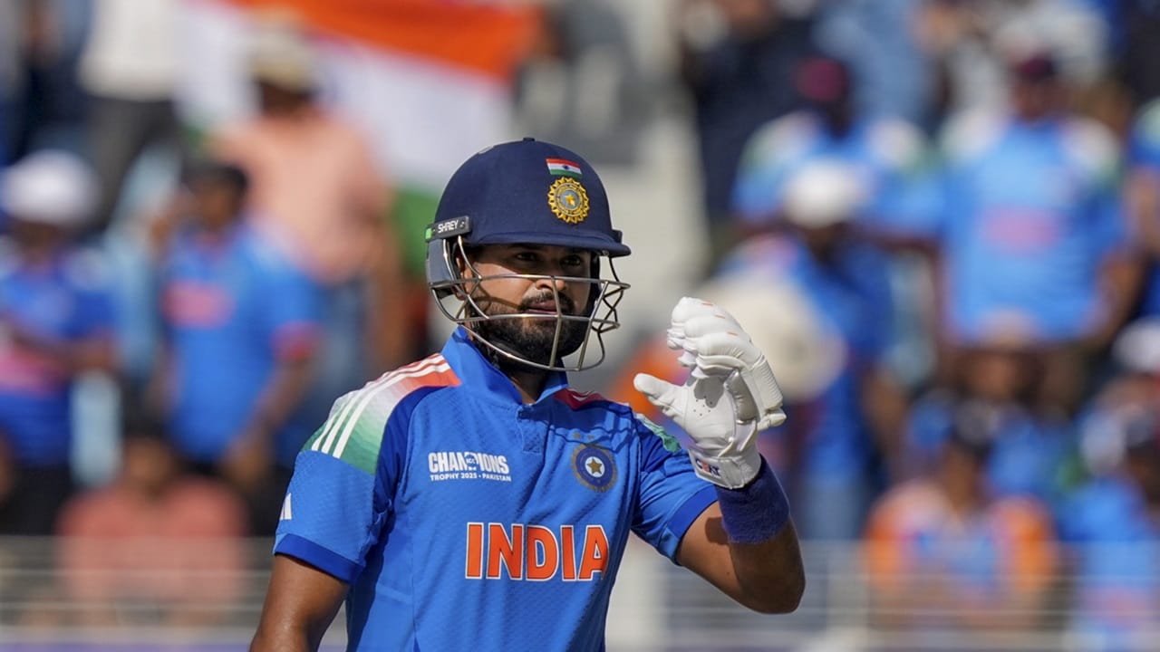 ഇതിന് പിന്നാലെ രോഹിത് ശര്മയുടെ പിന്ഗാമിയായി ശ്രേയസിനെ ഏകദിന ക്യാപ്റ്റനാക്കുമെന്ന അഭ്യൂഹങ്ങള് പ്രചരിക്കുകയായിരുന്നു. നിലവില് ടെസ്റ്റ്, ടി ട്വന്റി ഫോര്മാറ്റുകളില് നിന്ന് വിരമിച്ച രോഹിത് ശര്മയും, വിരാട് കോഹ്ലിയും വരാനിരിക്കുന്ന ഓസ്ട്രേലിയന് പര്യടനത്തോടെ ഏകദിനത്തില് നിന്ന് വിരമിച്ചേക്കുമെന്നും അഭ്യൂഹങ്ങളുണ്ട് (Image Credits: PTI)