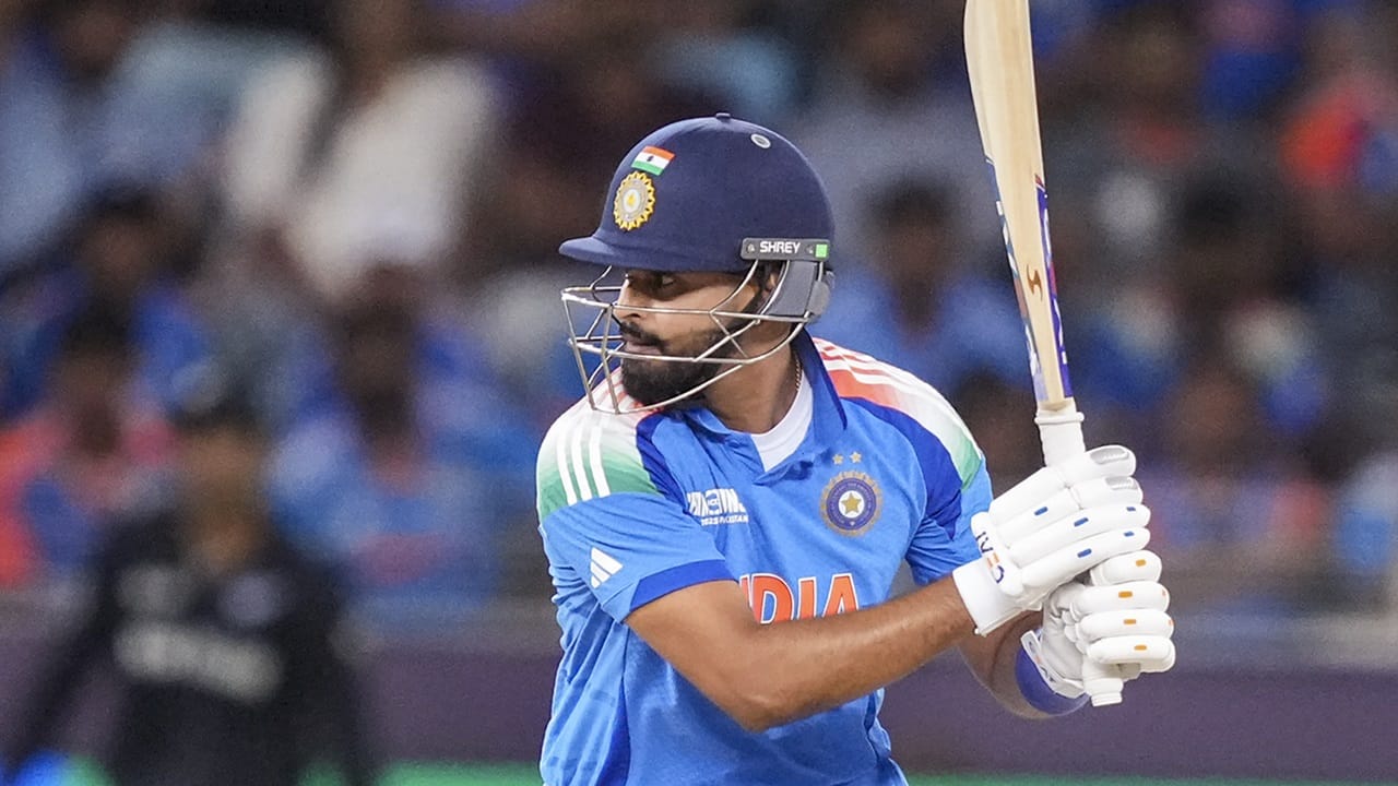 2027ലെ ഏകദിന ലോകകപ്പ് വരെ ഇരുവരും തുടരാന് സാധ്യത കുറവാണെന്നാണ് വിലയിരുത്തല്. ഇതോടെയാണ് രോഹിതിന്റെ പിന്ഗാമിയായി ക്യാപ്റ്റന് സ്ഥാനത്തേക്ക് ആരെത്തുമെന്ന ചര്ച്ചകള് മുറുകിയതും ശ്രേയസിന്റെ പേരുകള് പ്രചരിച്ചതും (Image Credits: PTI)