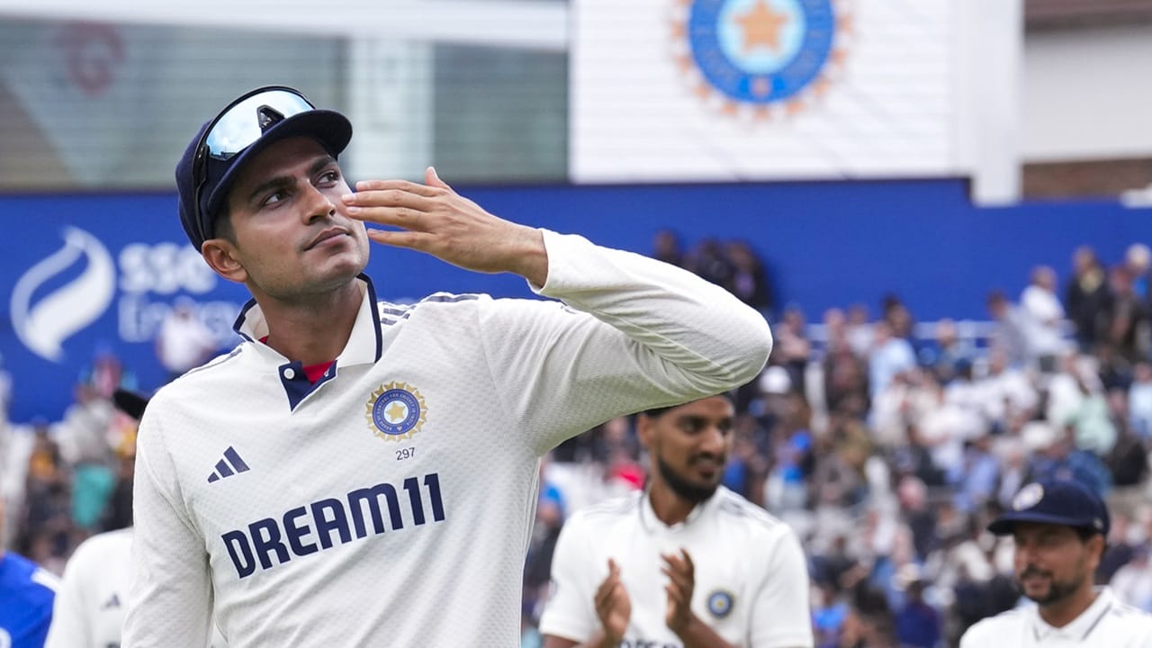 ഗില് രക്തപരിശോധനയ്ക്ക് വിധേയനായതായും, അതിന്റെ ഫലം ബിസിസിഐയ്ക്ക് സമര്പ്പിച്ചെന്നും ദൈനിക് ജാഗരണ്, ക്രിക്ക്ബസ് എന്നീ മാധ്യമങ്ങള് റിപ്പോര്ട്ട് ചെയ്തു. നിലവില് താരം ചണ്ഡീഗഡിലെ വസതിയില് വിശ്രമത്തിലാണ് (Image Credits: PTI)