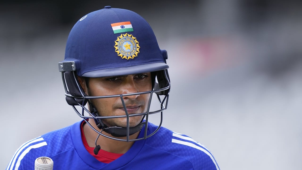 കഴിഞ്ഞ 10 ടി20യില്‍ മൂന്ന് സെഞ്ചുറി നേടിയ സഞ്ജുവിനെ തഴഞ്ഞ് ഗില്ലിനെ ഉള്‍പ്പെടുത്തുന്നത് ന്യായീകരിക്കാനാകില്ലെന്ന് മാനേജ്‌മെന്റ് വൃത്തങ്ങള്‍ റെവ്‌സ്‌പോര്‍ട്‌സിനോട് പ്രതികരിച്ചു. ടി20യിലെ ഒന്നാം നമ്പര്‍ ബാറ്റായ അഭിഷേക് ശര്‍മയും, രണ്ടാം നമ്പര്‍ ബാറ്ററായ തിലക് വര്‍മയും ടീമില്‍ സ്ഥാനം അരക്കിട്ടുറപ്പിച്ചതും ഗില്ലിന് പ്രതിസന്ധിയായേക്കാം (Image Credits: PTI)