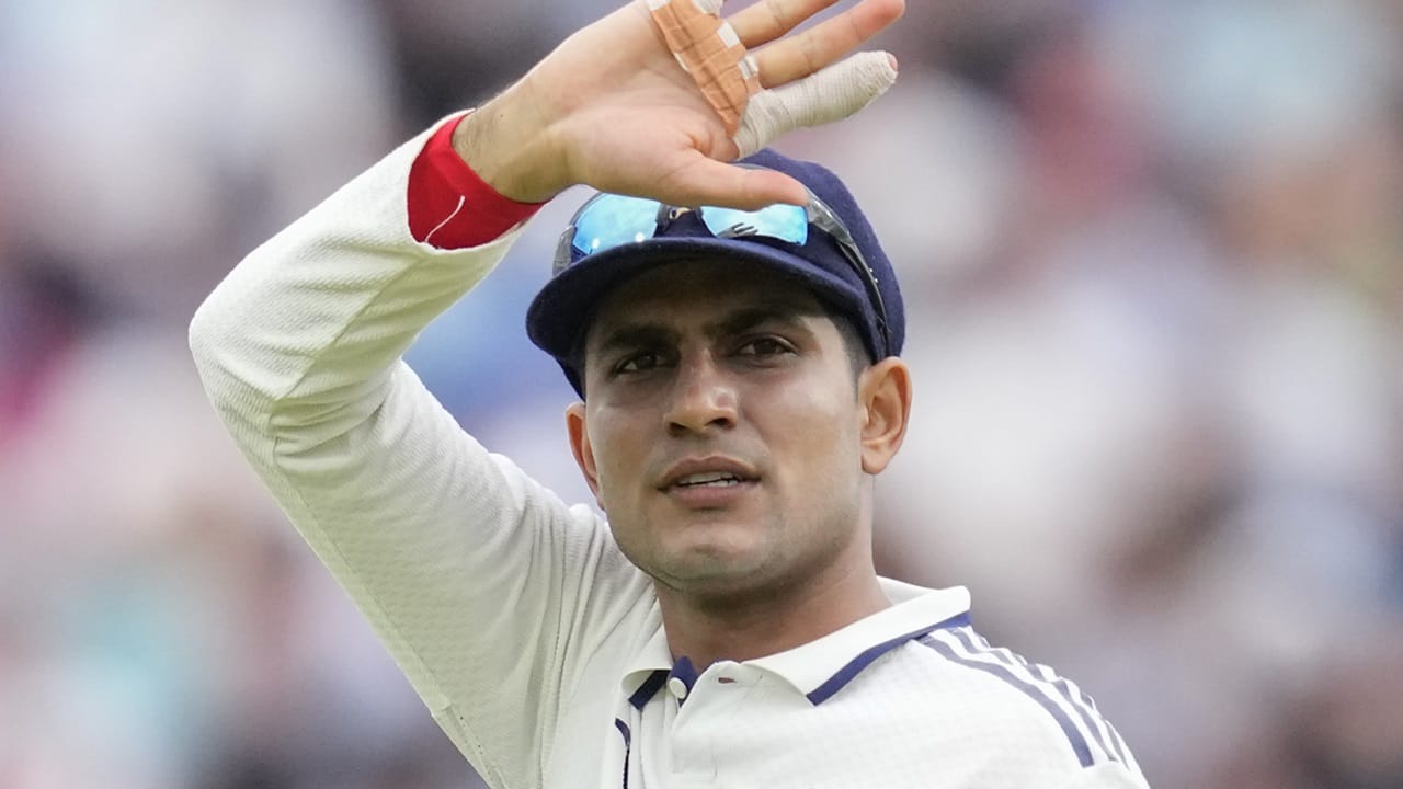 ഗില്ലിന് വൈറല് പനിയാണ് ബാധിച്ചതെന്ന് റെവ്സ്പോര്ട്സ് റിപ്പോര്ട്ട് ചെയ്തു. താരത്തിന്റെ ആരോഗ്യനില തൃപ്തികരമാണ്. ദുലീപ് ട്രോഫിയില് നിന്ന് വിട്ടുനിന്നാലും ഏഷ്യാ കപ്പില് ഗില് കളിക്കുമെന്നാണ് വിവരം (Image Credits: PTI)