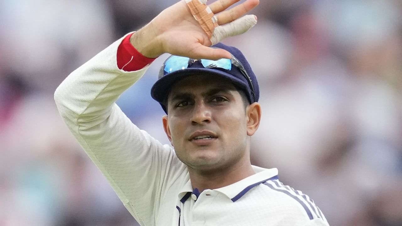 ഗില്ലിന് വൈറല്‍ പനിയാണ് ബാധിച്ചതെന്ന് റെവ്‌സ്‌പോര്‍ട്‌സ് റിപ്പോര്‍ട്ട് ചെയ്തു. താരത്തിന്റെ ആരോഗ്യനില തൃപ്തികരമാണ്. ദുലീപ് ട്രോഫിയില്‍ നിന്ന് വിട്ടുനിന്നാലും ഏഷ്യാ കപ്പില്‍ ഗില്‍ കളിക്കുമെന്നാണ് വിവരം (Image Credits: PTI)