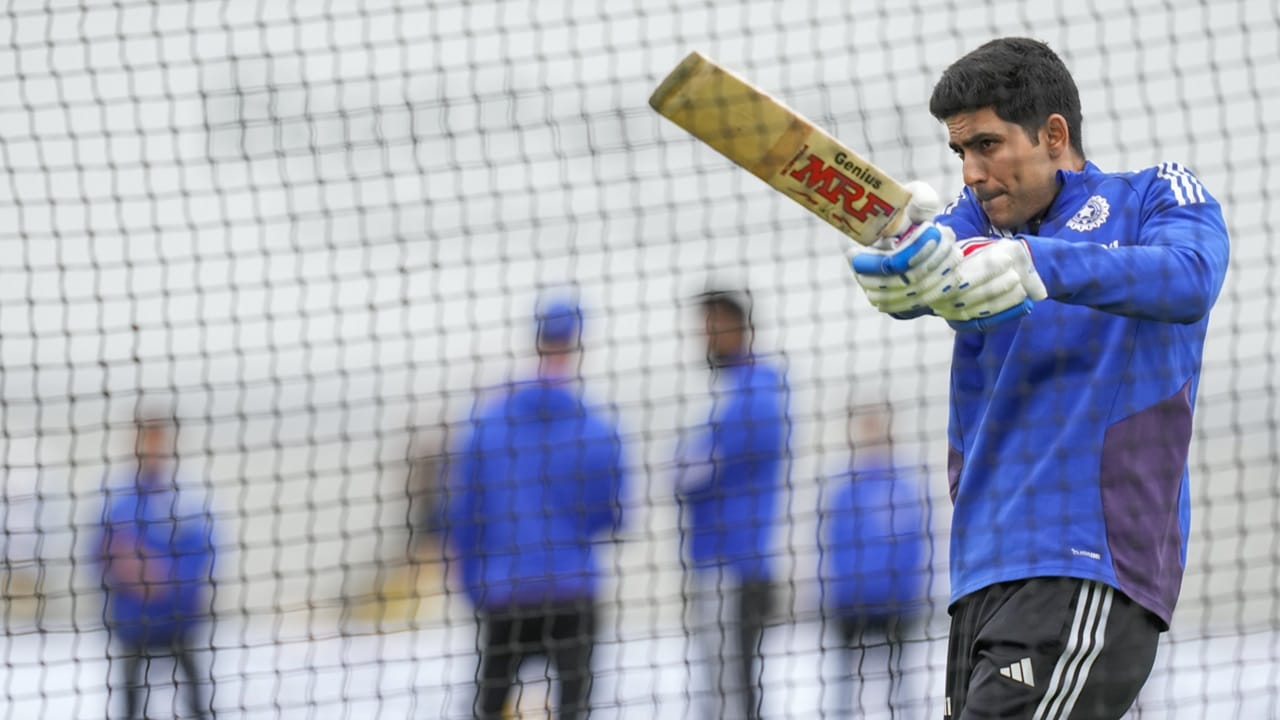 ഒടുവില്‍ ഇംഗ്ലണ്ടിനെതിരെയായിരുന്നു ഇന്ത്യ അവസാനമായി ടി20 കളിച്ചത്. ഈ ടീമില്‍ ഗില്‍ ഇല്ലായിരുന്നു. സൂര്യകുമാര്‍ യാദവായിരുന്നു ആ പരമ്പരയിലെ ക്യാപ്റ്റന്‍. അക്‌സര്‍ പട്ടേല്‍ വൈസ് ക്യാപ്റ്റനും (Image Credits: PTI)