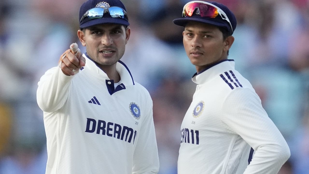 യശ്വസി ജയ്‌സ്വാളും, ശുഭ്മാന്‍ ഗില്ലും ടീമില്‍ ഉള്‍പ്പെടാന്‍ സാധ്യത കുറവാണെന്നാണ് പുതിയ വിവരം. സഞ്ജു സാംസണും അഭിഷേക് ശര്‍മയുമാകും ഓപ്പണര്‍മാര്‍. സഞ്ജുവാകും പ്രധാന വിക്കറ്റ് കീപ്പര്‍. ജിതേഷ് രണ്ടാം വിക്കറ്റ് കീപ്പറാകാനാണ് സാധ്യത (Image Credits: PTI)