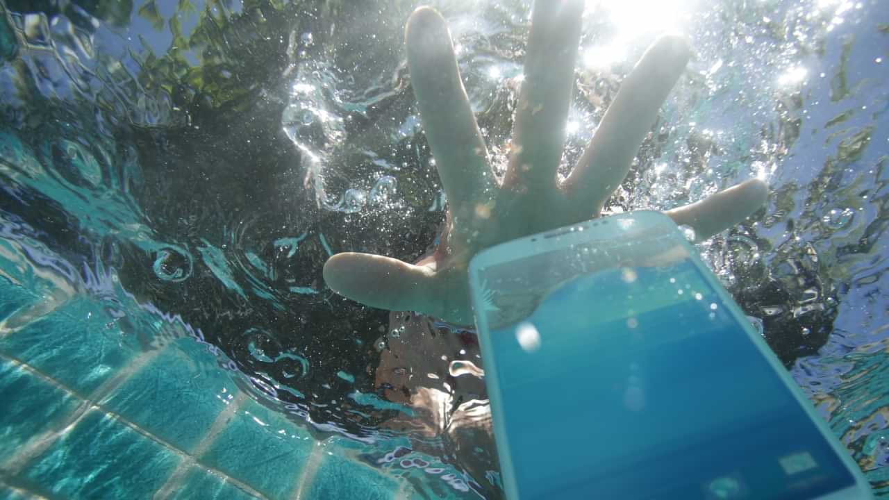 Smartphone Using Tips: വെള്ളത്തിനടിയിൽ സ്മാർട്ട് ഫോൺ എത്ര നേരം ഉപയോഗിക്കാം?