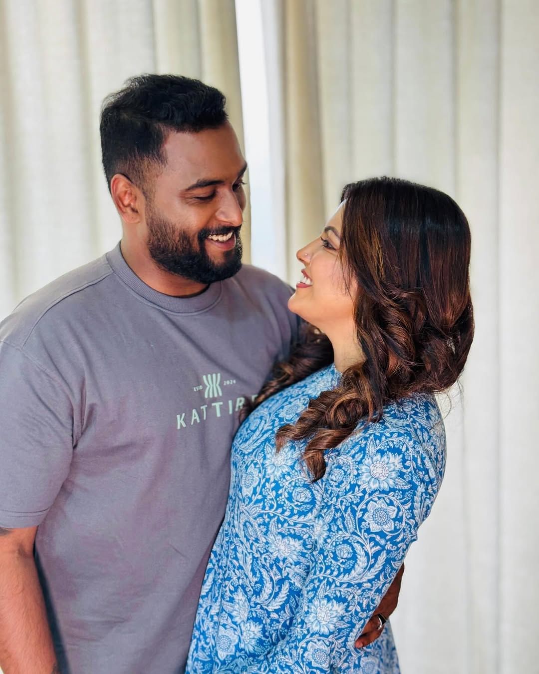 ഈയിടക്കാണ് സ്വന്തം പണം കൊണ്ട് ചിന്നുവിന് പിറന്നാൾ സമ്മാനം വാങ്ങിക്കൊടുത്തതെന്നും കൊളാബറേഷൻസിൽ നിന്നൊക്കെ വരുമാനം ലഭിച്ചുതുടങ്ങിയതെന്നും രാഹുൽ പറയുന്നു.ഭാര്യയുടെ ചെലവിലാണ് ജീവിക്കുന്നതെന്ന് പറയാൻ തനിക്കൊരു മടിയുമില്ല. 