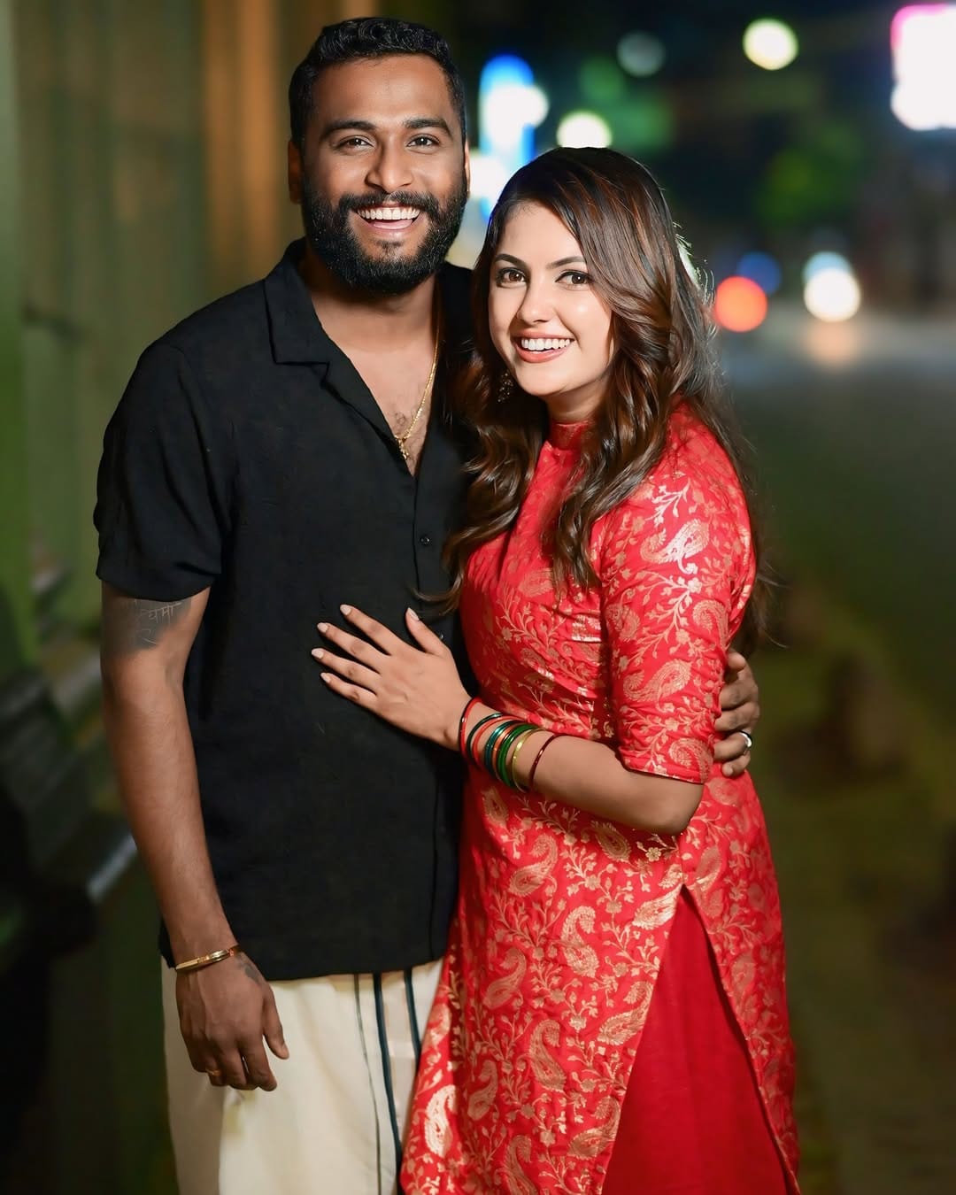 പലപ്പോഴും ഇവരുടെ വിവാഹ ബന്ധത്തെക്കുറിച്ച് അഭിപ്രായങ്ങൾ വരാറുണ്ട്. ഭാര്യയുടെ ചെലവിൽ ജീവിക്കുന്നു എന്ന കമന്റുകൾ ഇടയ്ക്ക് വരാറുണ്ട്.  ഇപ്പോഴിതാ ഇതിനു മറുപടിയുമായി എത്തിയിരിക്കുകയാണ് രാഹുൽ. അങ്ങനെ പറയുന്നതിൽ തനിക്ക് നാണക്കേടില്ലെന്ന് രാഹുൽ രാമചന്ദ്രൻ പറയുന്നു.  