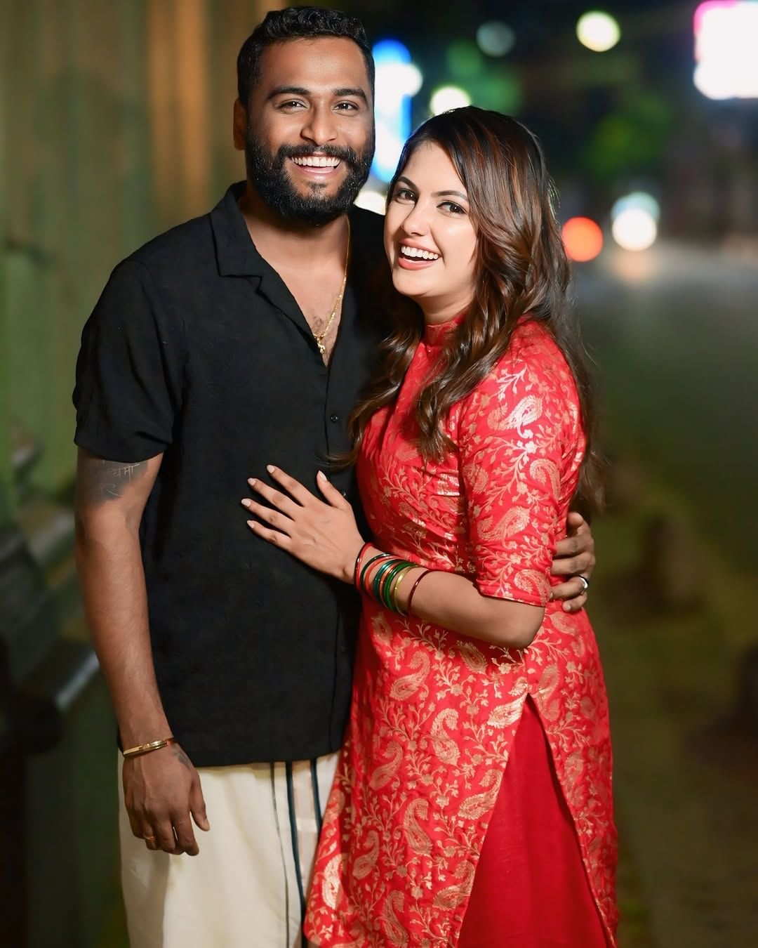 സ്വന്തം ഭാര്യയുടെ ചെലവിലല്ലേ ജീവിക്കുന്നതെന്നും കണ്ടവരുടെ ഭാര്യയുടെ ചെലവിൽ അല്ലല്ലോ എന്നാണ് രാഹുൽ ചോ​ദിക്കുന്നത്. അതിൽ തനിക്ക് സന്തോഷമേയുള്ളൂവെന്നും രാഹുൽ പറയുന്നു