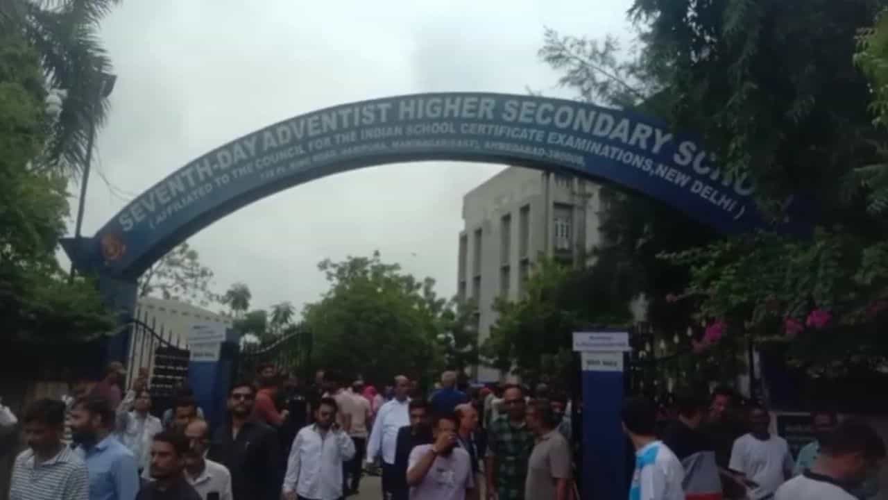 Ahmedabad Stabbed Death: പത്താം ക്ലാസുകാരനെ എട്ടാം ക്ലാസുകാരൻ കുത്തിക്കൊലപ്പെടുത്തി; അഹമ്മദാബാദിൽ പ്രതിഷേധം Ahmedabad Stabbed Death: പത്താം ക്ലാസുകാരനെ എട്ടാം ക്ലാസുകാരൻ കുത്തിക്കൊലപ്പെടുത്തി; അഹമ്മദാബാദിൽ പ്രതിഷേധം